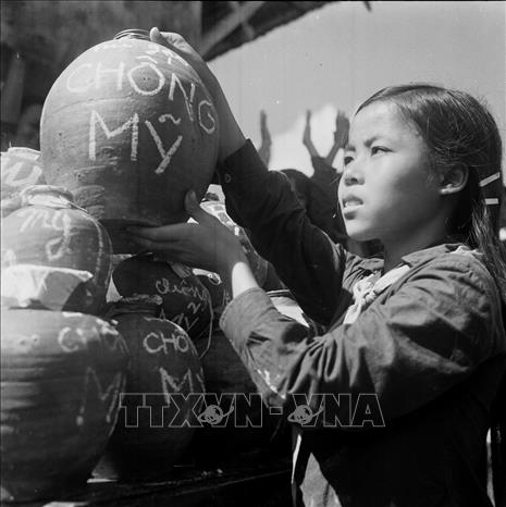 Hũ gạo chống Mỹ là phong trào kế hoạch nhỏ trong những năm kháng chiến chống Mỹ được thiếu nhi cả nước nhiệt tình tham gia. Ảnh: Tư liệu TTXVN