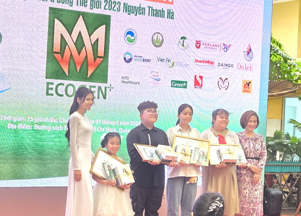 Hoa hậu Thanh Hà trao giải cho các tác phẩm đạt giải cao.