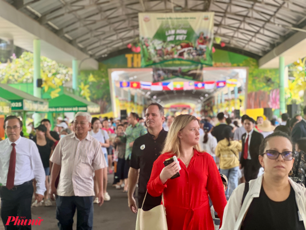 Tương tự, ông Nguyễn Đức Thắng (65 tuổi, đến từ TP. Huế) chia sẻ: “Tôi vào TP.HCM thăm con cháu và tình cờ đến đúng ngày khai mạc. Quá bất ngờ khi chỉ trong một lễ hội mà có thể thấy đầy đủ các loại trái cây đặc sản của ba miền Bắc – Trung – Nam. Một hoạt động rất đáng trải nghiệm.”
