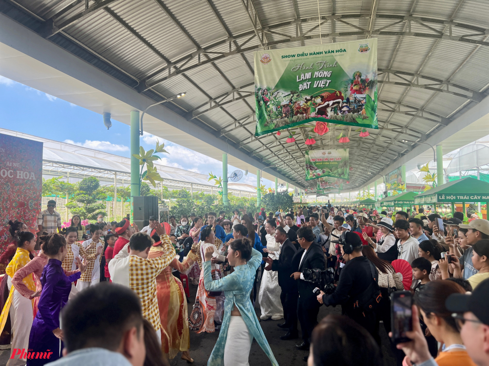 Không khí lễ hội ngay từ ngày đầu tiên đã vô cùng sôi động, náo nhiệt. Các khu vực như Chợ trái cây đặc sản, gian hàng trải nghiệm hái trái tại vườn, khu trò chơi dân gian và không gian trình diễn nghệ thuật đều tấp nập người tham gia. Trong đó, khu chợ trái cây – điểm nhấn quen thuộc của lễ hội – ghi nhận lượng khách tăng mạnh do sức hút từ giá bán hấp dẫn và chất lượng trái cây tươi ngon, tuyển chọn từ nhiều vùng miền cả nước.