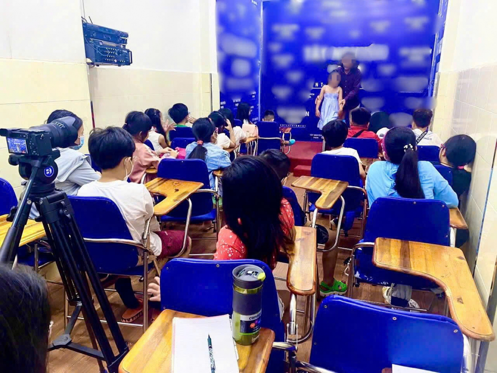 Thị phạm diễn xuất cho học viên tại một trung tâm đào tạo tài năng nhí - ẢNH: HK