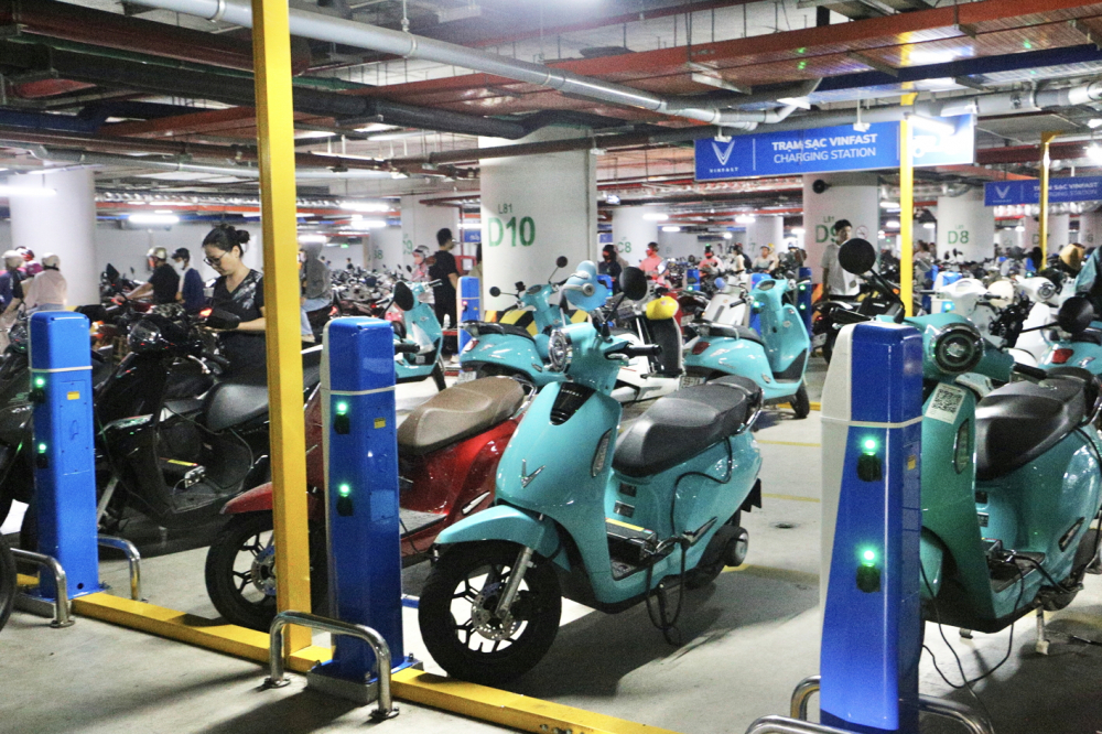 Việc triển khai các trạm sạc xe máy điện trong trung tâm thương mại, khu dân cư đang mở ra hướng đi mới cho giao thông xanh