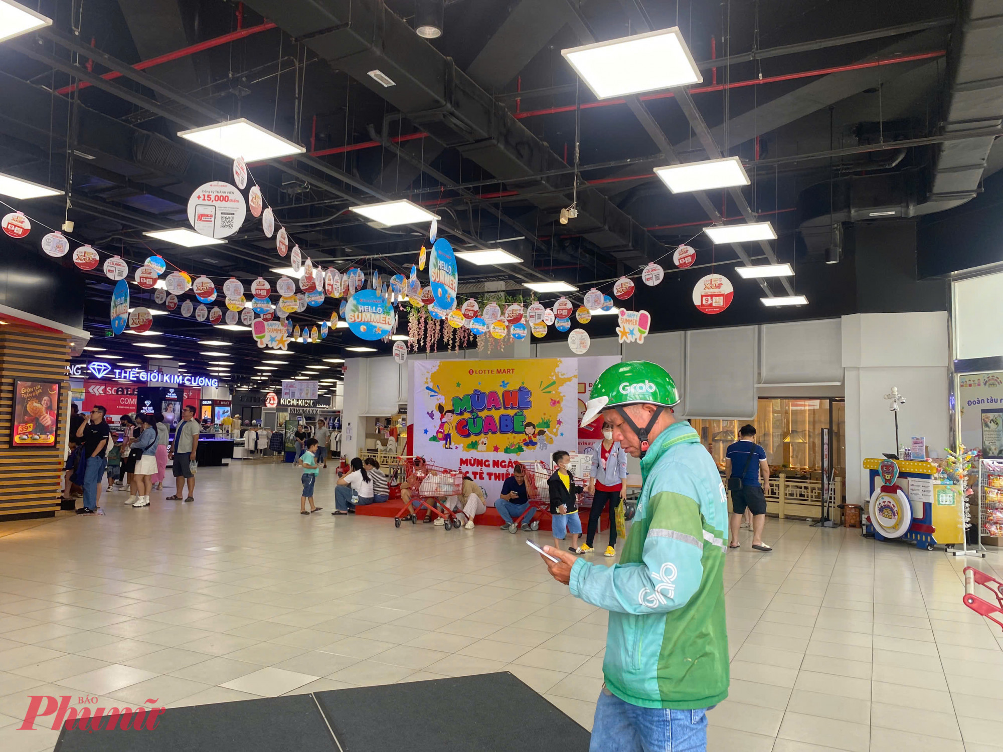 Tại LotteMart (quận Gò Vấp, TPHCM), nhiều hoạt động vui chơi dành cho trẻ em cũng được tổ chức như ngày hội thiếu nhi, minigame, trổ tài nấu ăn... Tuy nhiên, lượng khách đến đây không quá đông. Một nhân viên tại đây cho biết, thường siêu thị sẽ đông nhất vào buổi chiều tối. 