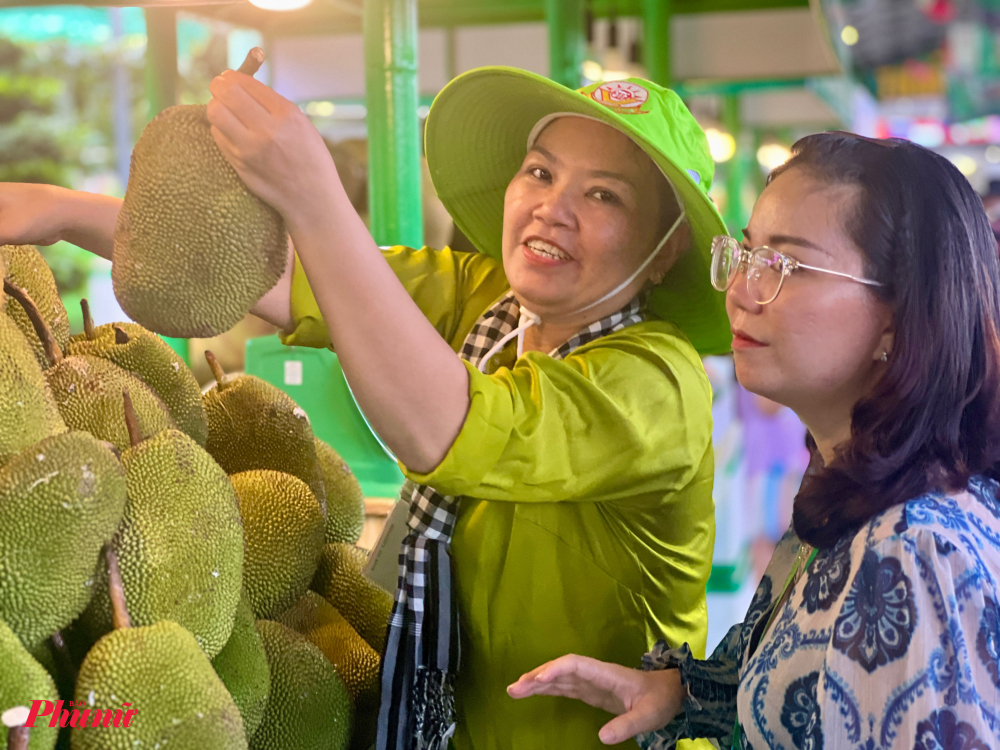 Các loại trái cây khác cũng có mức giá khá tốt nhưChôm chôm giá 20.000 đồng/kg, trong khi giá thị trường khoảng 35.000 đồng/kg. Vải thiều Lục Ngạn được chào bán ở mức 64.000 đồng/kg, vải nếp chỉ 43.000 đồng/kg. Đặc biệt, bơ sáp Đắk Lắk – loại trái cây đang vào mùa – có giá chỉ 20.000 đồng/kg, khiến nhiều du khách không ngần ngại mua với số lượng lớn để biếu tặng hoặc mang về sử dụng.