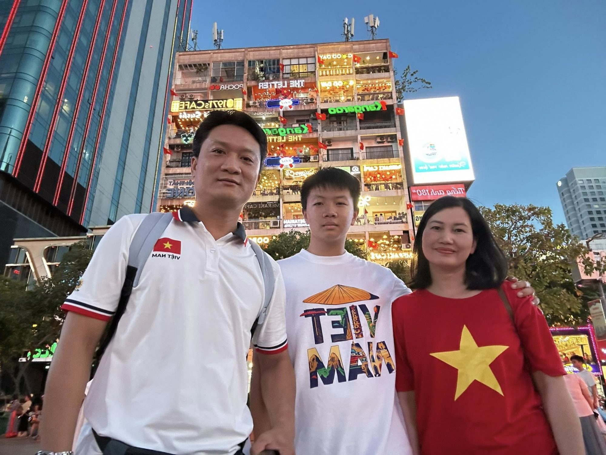 Anh chồng giảm 10kg để cùng vợ làm những điều lâu nay bỏ lỡ Để hạnh phúc như ngày hôm nay, gia đình nhỏ của anh từng trải qua không ít sóng gió. Ảnh nhân vật cung cấp