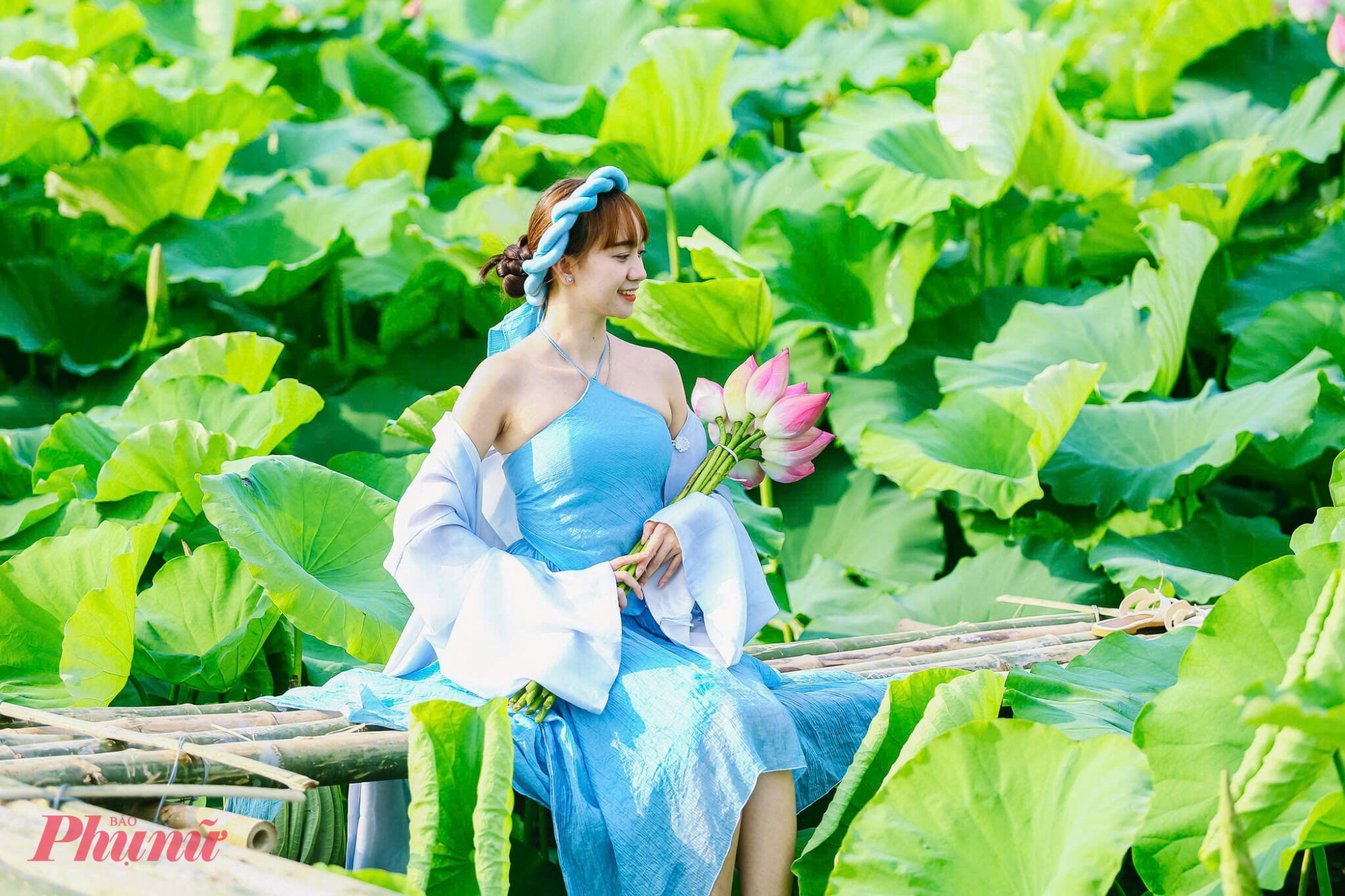 Bạn Đỗ Thị Phương Thu (27 tuổi, Nam Định) chia sẻ: Hoa sen mang ý nghĩa thuần khiết, trong sáng và là loài hoa yêu thích của mình, nên cứ đến mùa sen là mình rất háo hức chụp ảnh, mua sen về nhà cắm. Đi đầu mùa như thế này hoa sen chưa nở rộ nhất nhưng lượng khách ít hơn, bớt cảnh chen chúc, chờ đợi”