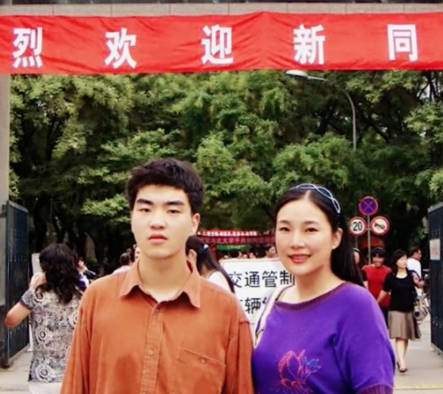 Người mẹ tận tụy Zou Hongyan chưa bao giờ từ bỏ cậu con trai tài năng Ding Zheng của mình. Ảnh: ifeng