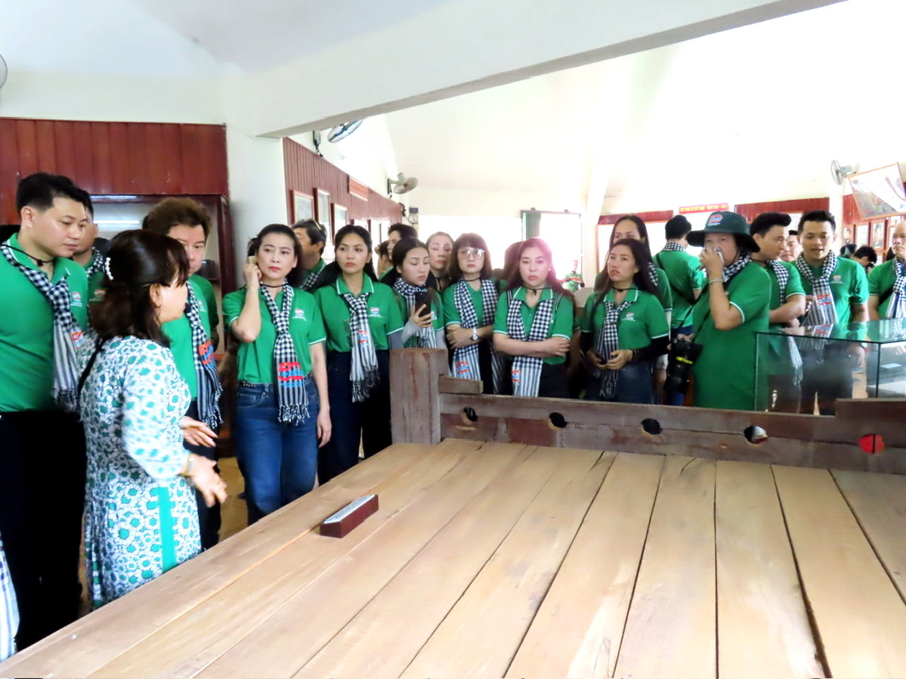 Đoàn lắng nghe hướng dẫn viên thuyết minh tại nhà lao Kon Tum 