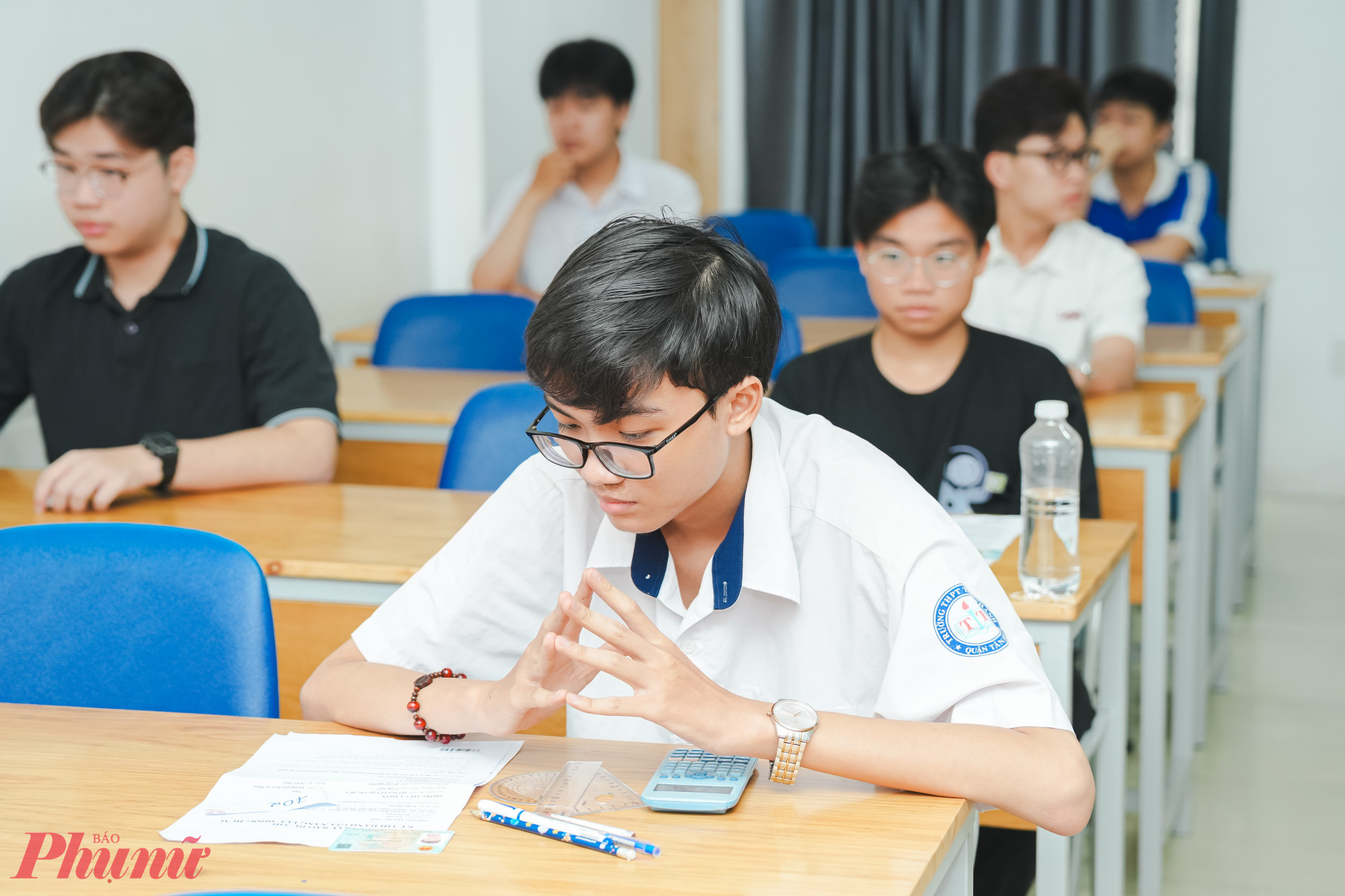 Thí sinh tham gia thi đánh giá năng lực đợt 2 tại điểm thi Trường đại học Công thương TPHCM sáng nay - Ảnh: N.L