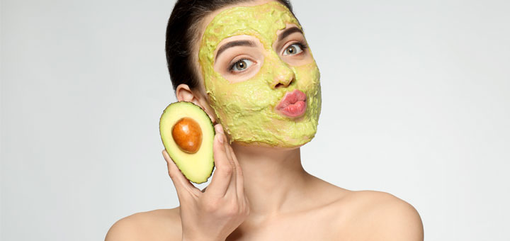 Dưỡng ẩm sâu, ngăn ngừa lão hóa với bơ: Bơ là loại trái cây giàu vitamin E, C và axit béo thiết yếu giúp nuôi dưỡng và làm mềm da, đồng thời tăng cường độ đàn hồi, giảm tác hại từ ánh nắng mặt trời. Mặt nạ bơ trộn với mật ong sẽ giúp làm dịu da cháy nắng, phục hồi và giữ da luôn căng mịn. Đắp mặt trong khoảng 15–20 phút rồi rửa sạch - Ảnh: Dherbs