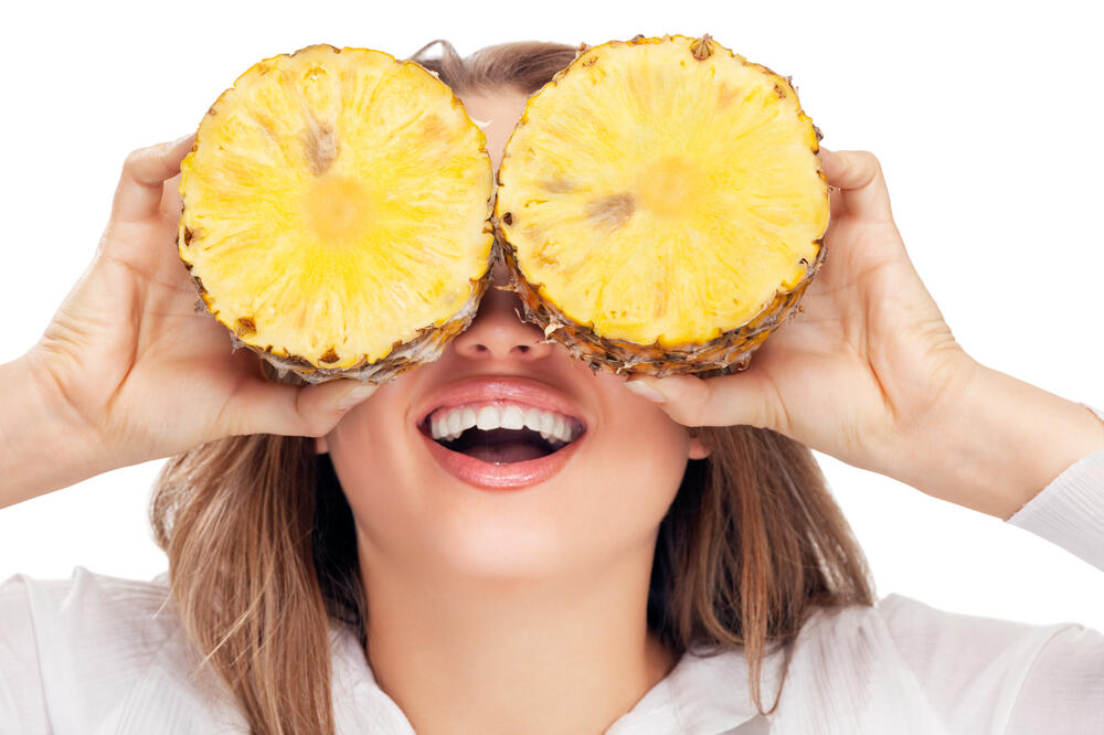 Dứa – Tẩy tế bào chết nhẹ nhàng, giảm viêm: Dứa chứa enzyme bromelain có khả năng tẩy tế bào chết nhẹ, làm sạch da và hỗ trợ giảm sưng viêm. Khi kết hợp với dầu ô liu, mặt nạ dứa giúp làm mềm, phục hồi vùng da khô ráp. Chỉ cần đắp hỗn hợp 15–20 phút mỗi tuần một lần, da sẽ sáng khỏe hơn thấy rõ -Ảnh: Vijesti