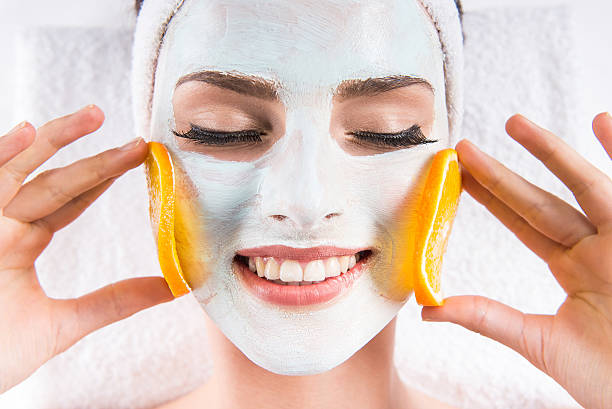 Làm sáng và tăng sức đề kháng cho da với cam: Giàu vitamin C, cam giúp làm sáng da, giảm thâm nám và hỗ trợ ngăn ngừa nếp nhăn. Mặt nạ cam tươi trộn với mật ong và lòng đỏ trứng gà là công thức đơn giản giúp làm đều màu da và tăng cường sức sống. Nên đắp mặt nạ khoảng 20 phút vào buổi tối, Ngày kế tiếp sau đắp mặt nạ với cam, bạn nên tăng cường chống nắng cho da - Ảnh: iStockphoto
