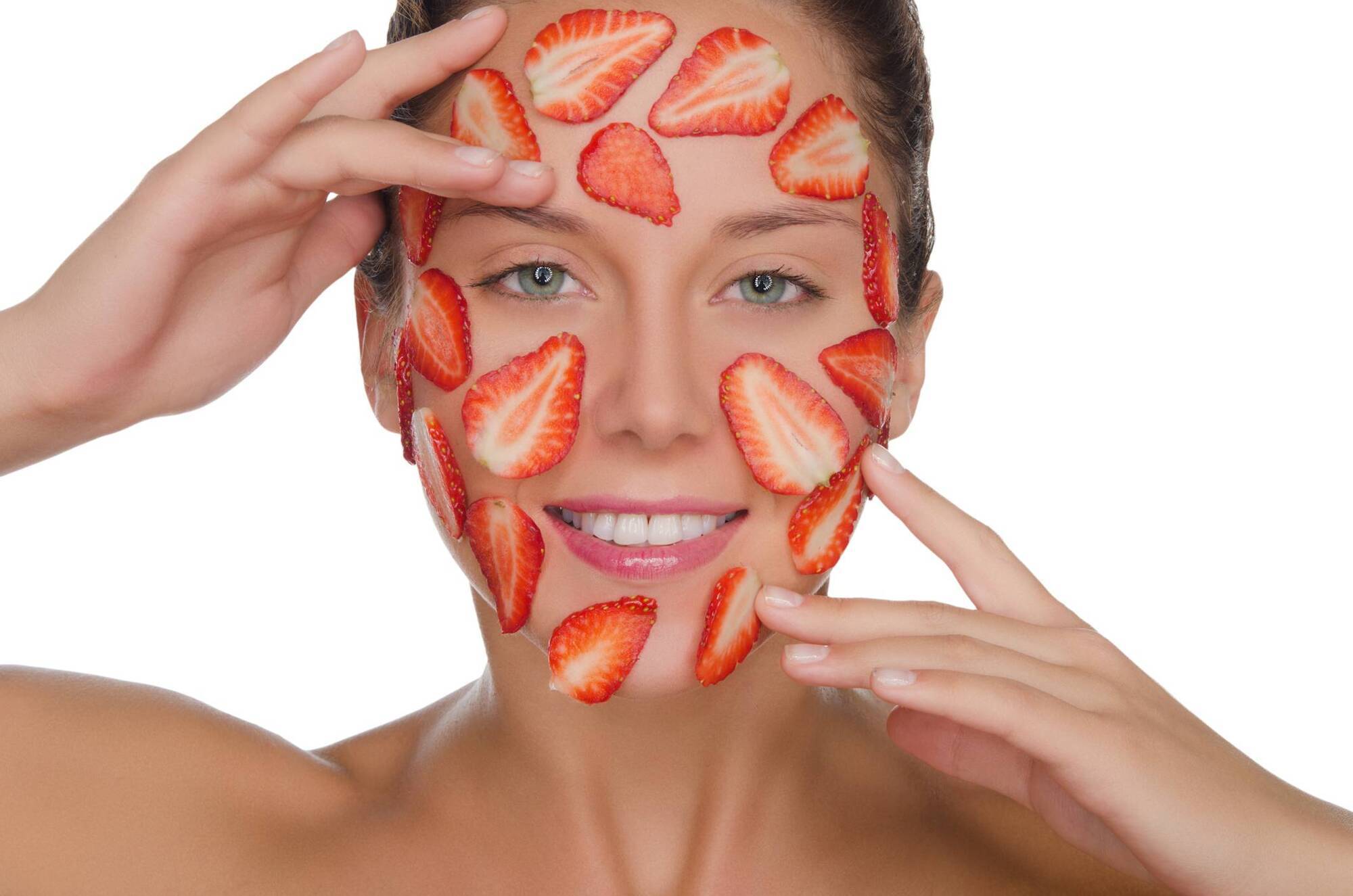 8. Dâu tây – Tái tạo da và hỗ trợ giảm mụn: Dâu tây có hàm lượng vitamin C cao cùng axit ellagic – thành phần giúp tái tạo da và làm sáng vùng da xỉn màu. Mặt nạ dâu tây trộn mật ong thích hợp cho da dầu, da mụn vì khả năng làm sạch sâu và hỗ trợ giảm viêm hiệu quả - Ảnh: Irishexaminer