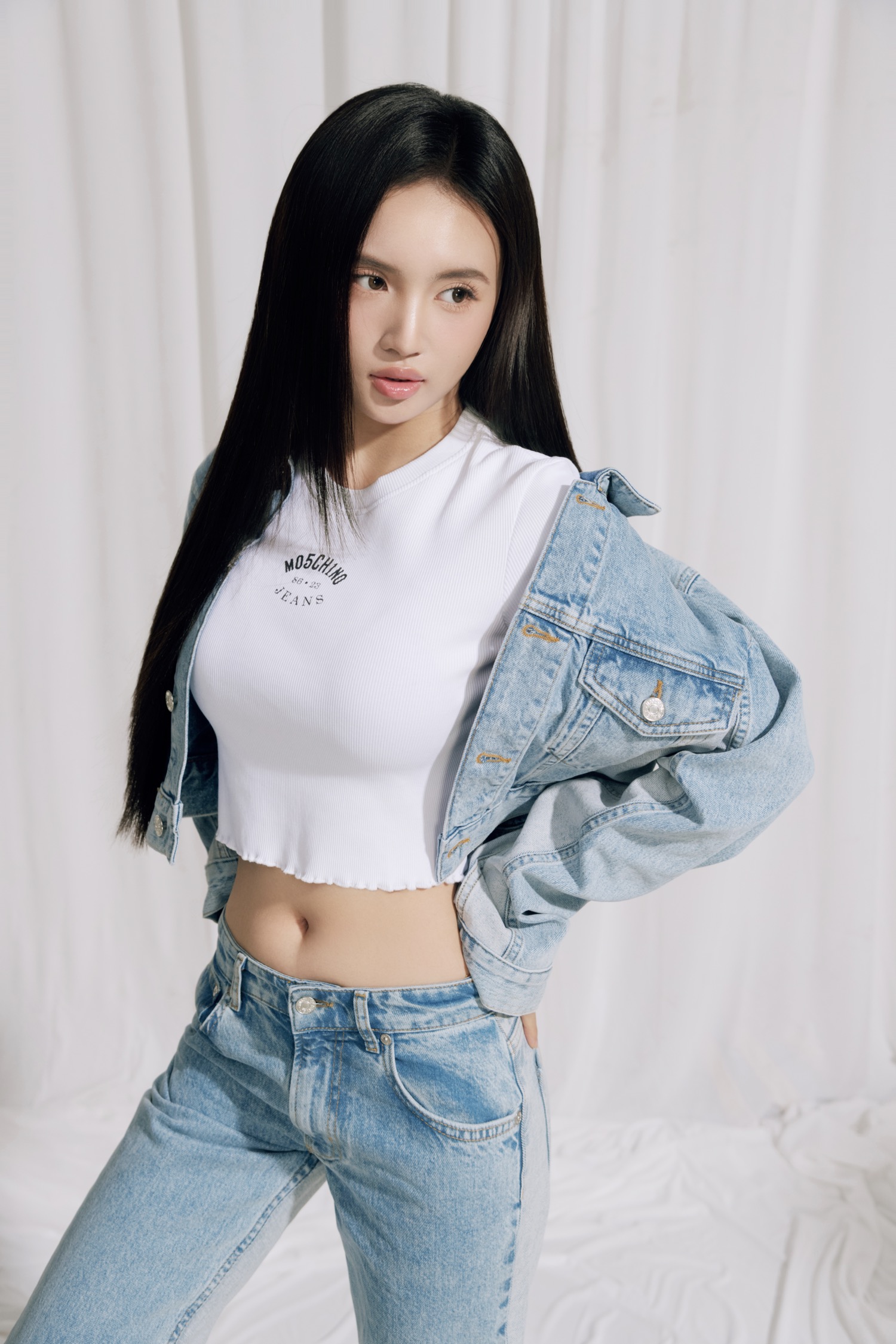 Nữ ca sĩ genZ LEXXY sở hữu nhan sắc vượt trội với gương mặt thanh tú với đôi mắt đẹp “hút hồn” người đối diện. Bên cạnh đó, cô còn sở hữu vóc dáng vô cùng gợi cảm với vòng eo nhỏ quyến rũ.