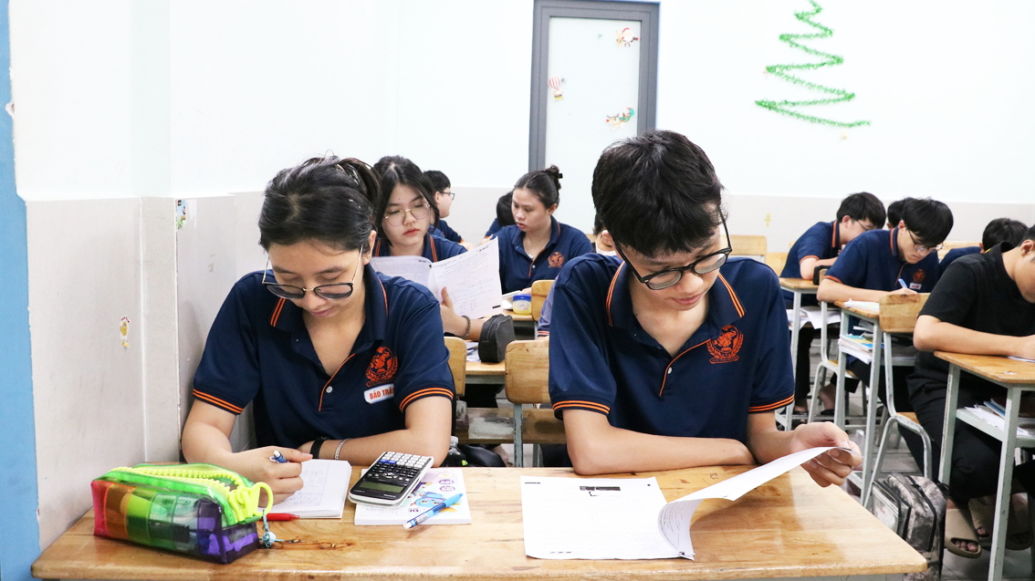 Học sinh lớp Mười hai “học ngày, cày đêm” cho kỳ thi tốt nghiệp Học sinh lớp Mười hai Trường THCS - THPT Hai Bà Trưng (quận Tân Bình) trong giờ ôn tập môn toán