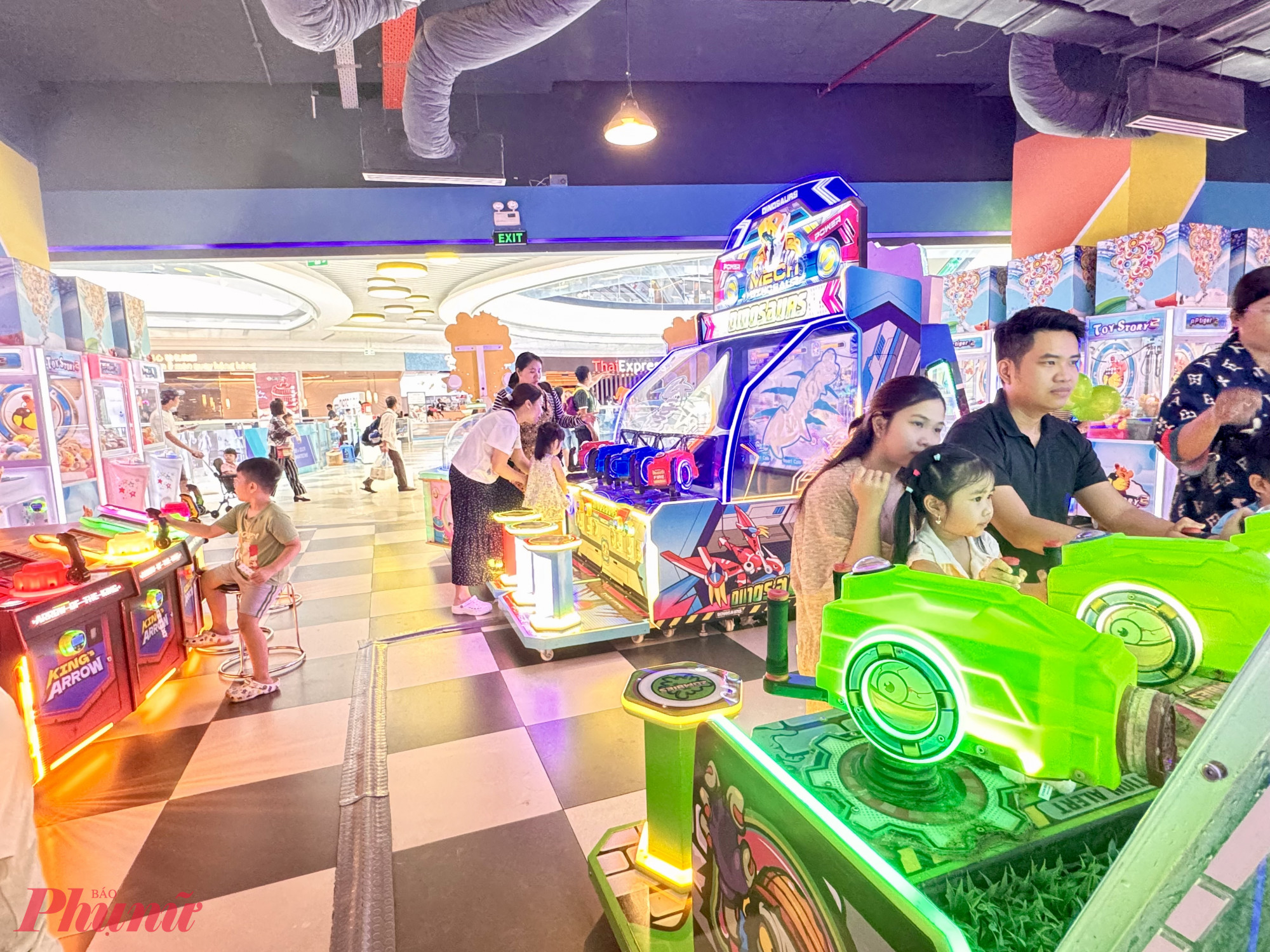 Hoặc chơi các game khác như bắn nước, lái xe