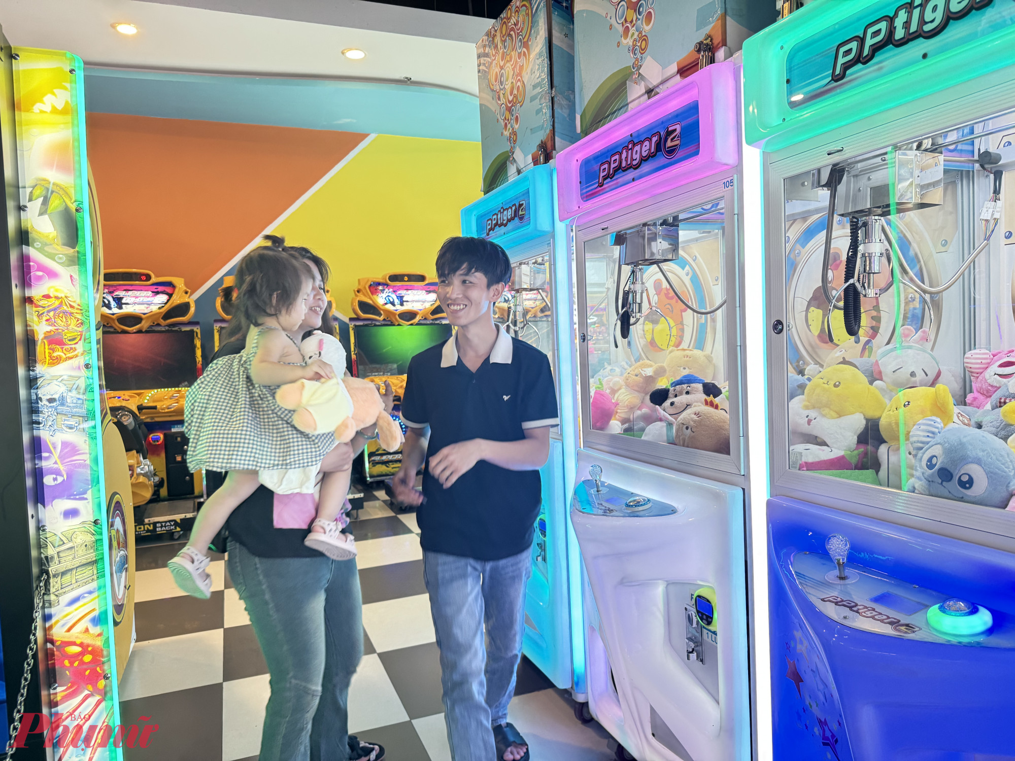 Tại các khu trò chơi trong Vạn Hạnh Mall, cũng khá đông phụ huynh đưa trẻ vào đây chơi gắp thú