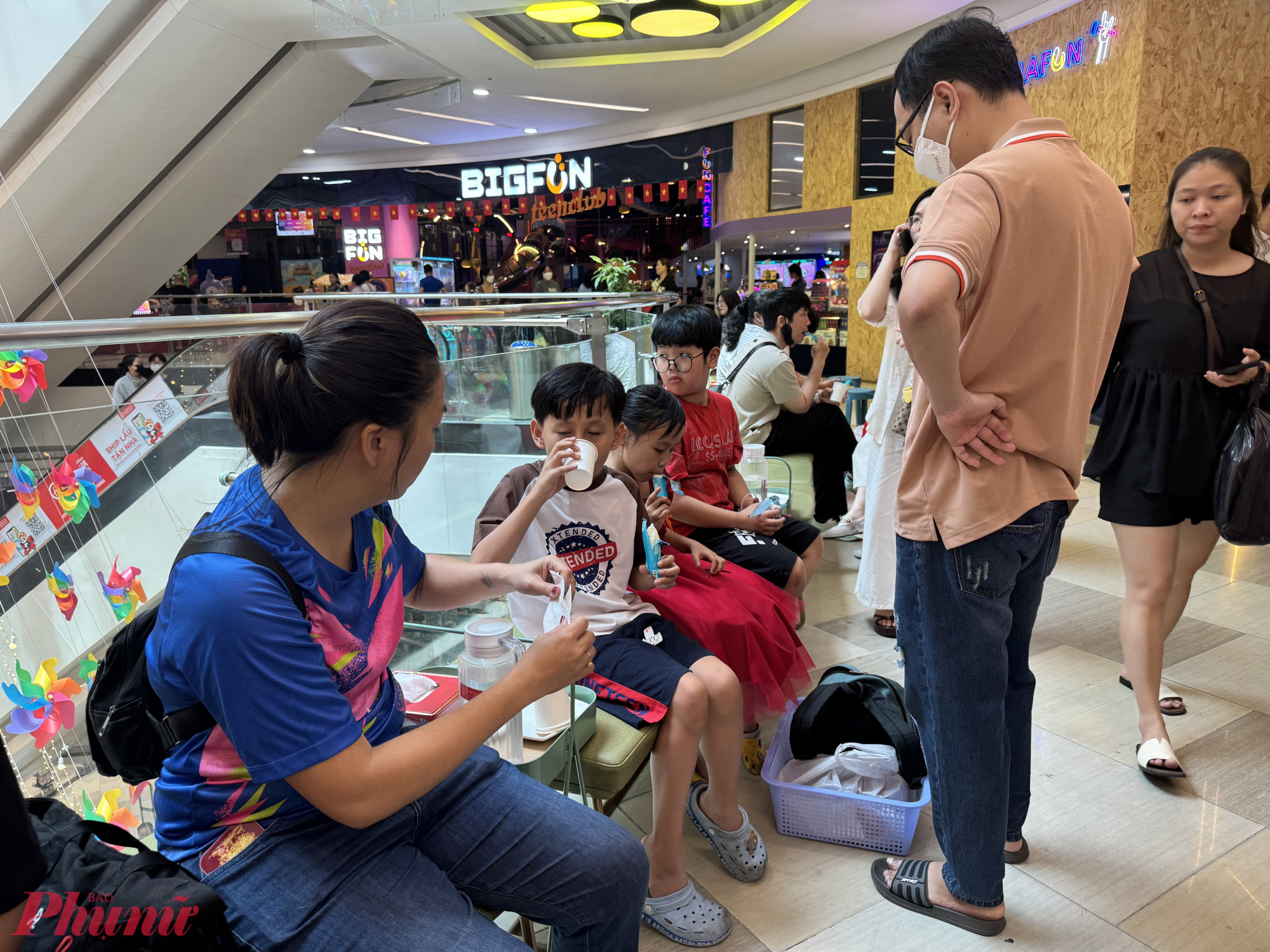 Tại một số cửa hàng như Hadilao, do lượng khách đông nên đa phần các gia đình phải ngồi chờ từ 30 phút đến mới đến lượt