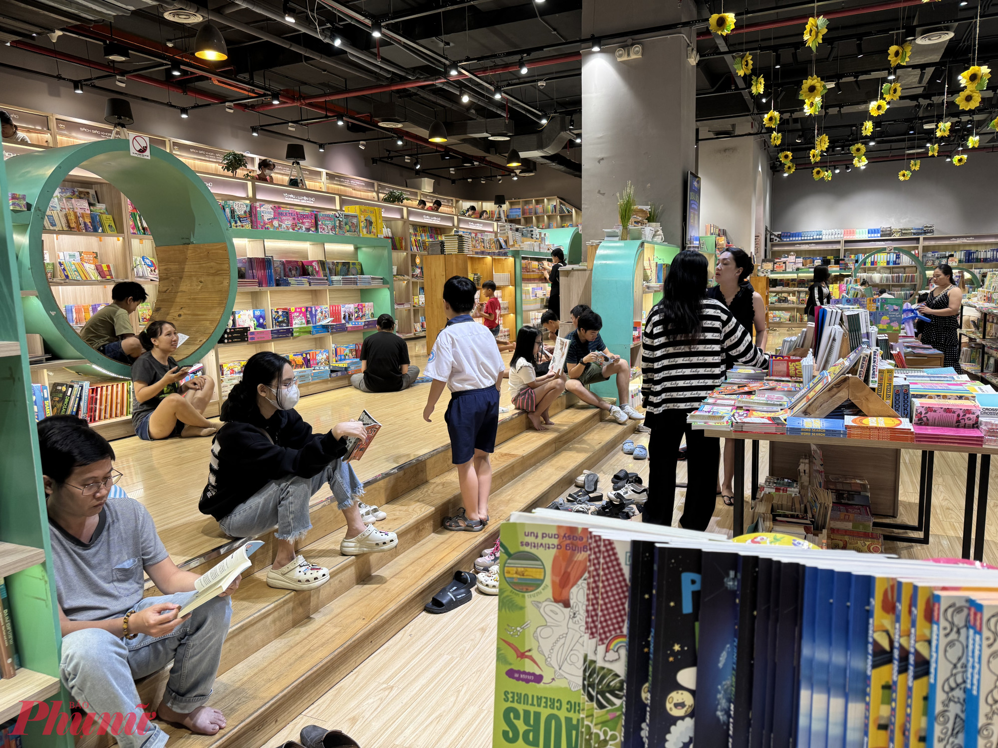 Ghi nhận tại nhà sách Phương Nam (Vạn Hạnh Mall, quận 10, TPHCM), ngay từ sáng sớm đã có khá đông các em nhỏ, phụ huynh tới đây mua sách, ngồi đọc sách