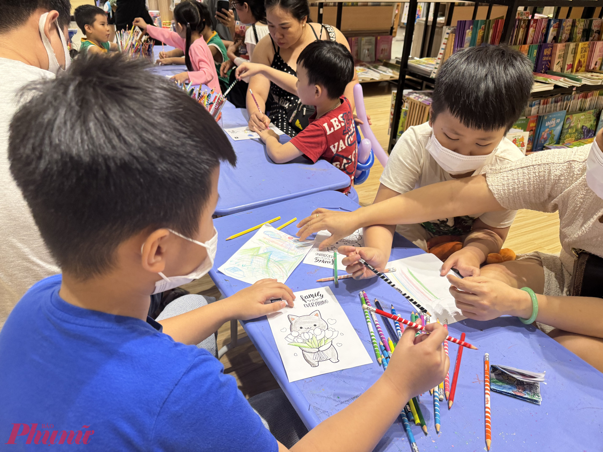 Một phụ huynh cho biết, khi tới đây, các bé sẽ học theo các bạn mà tập trung vẽ, tô màu. Chứ nếu cho các bé ở nhà thì các bác sẽ xem điện thoại