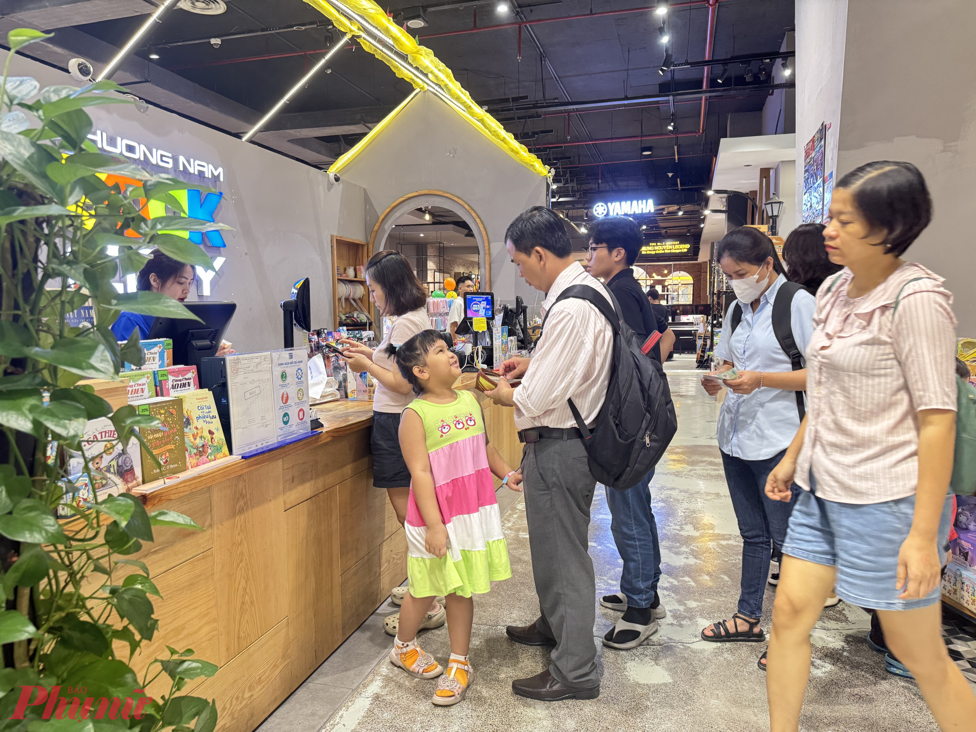 Tại các khu vực tính tiền trong nhà sách, luôn có khách xếp hàng 