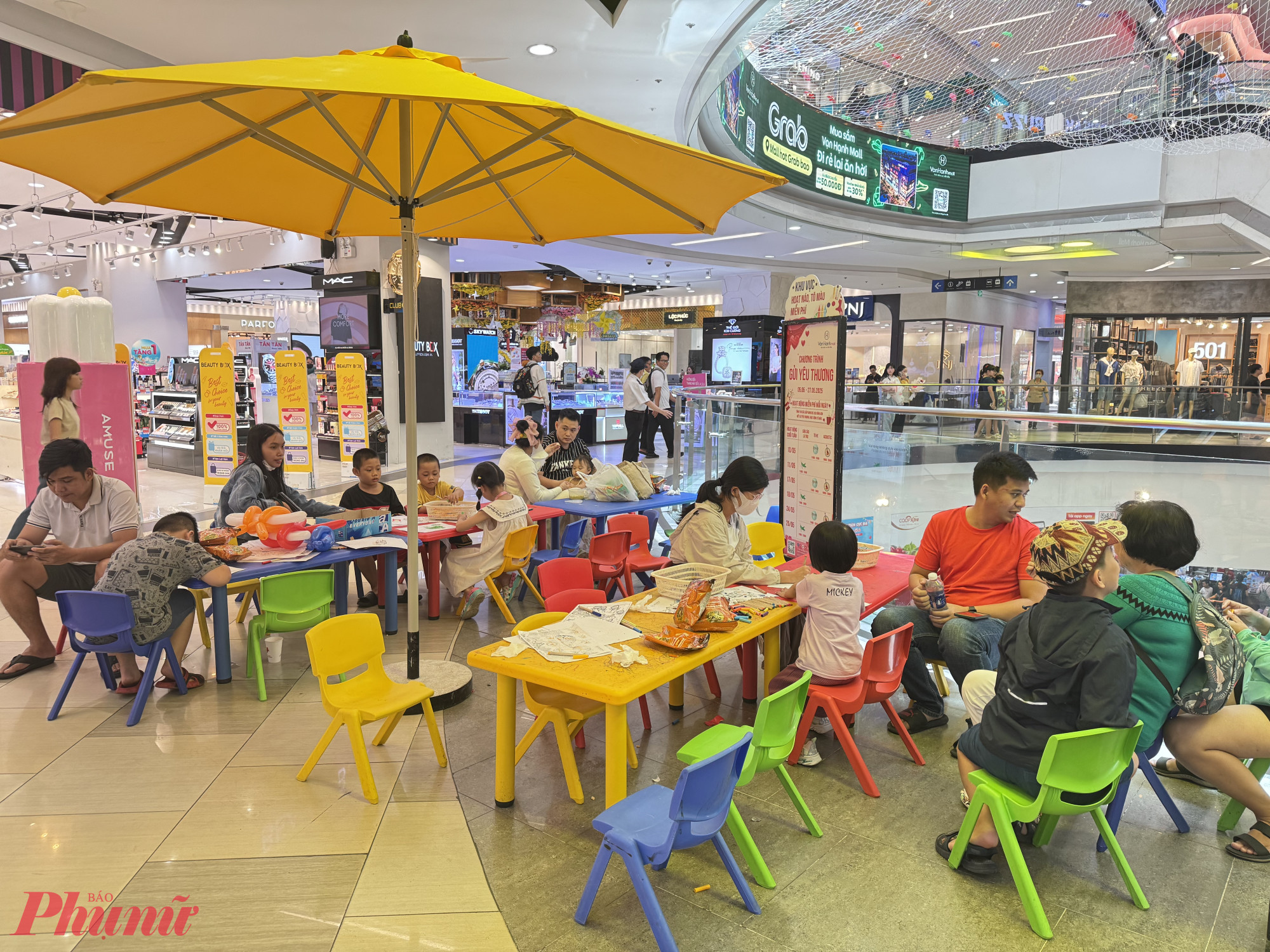 Khu vực sảnh chung cũng có nhiều hoạt động vui chơi dành cho trẻ như vẽ tranh, tô màu, nặn đất sét....