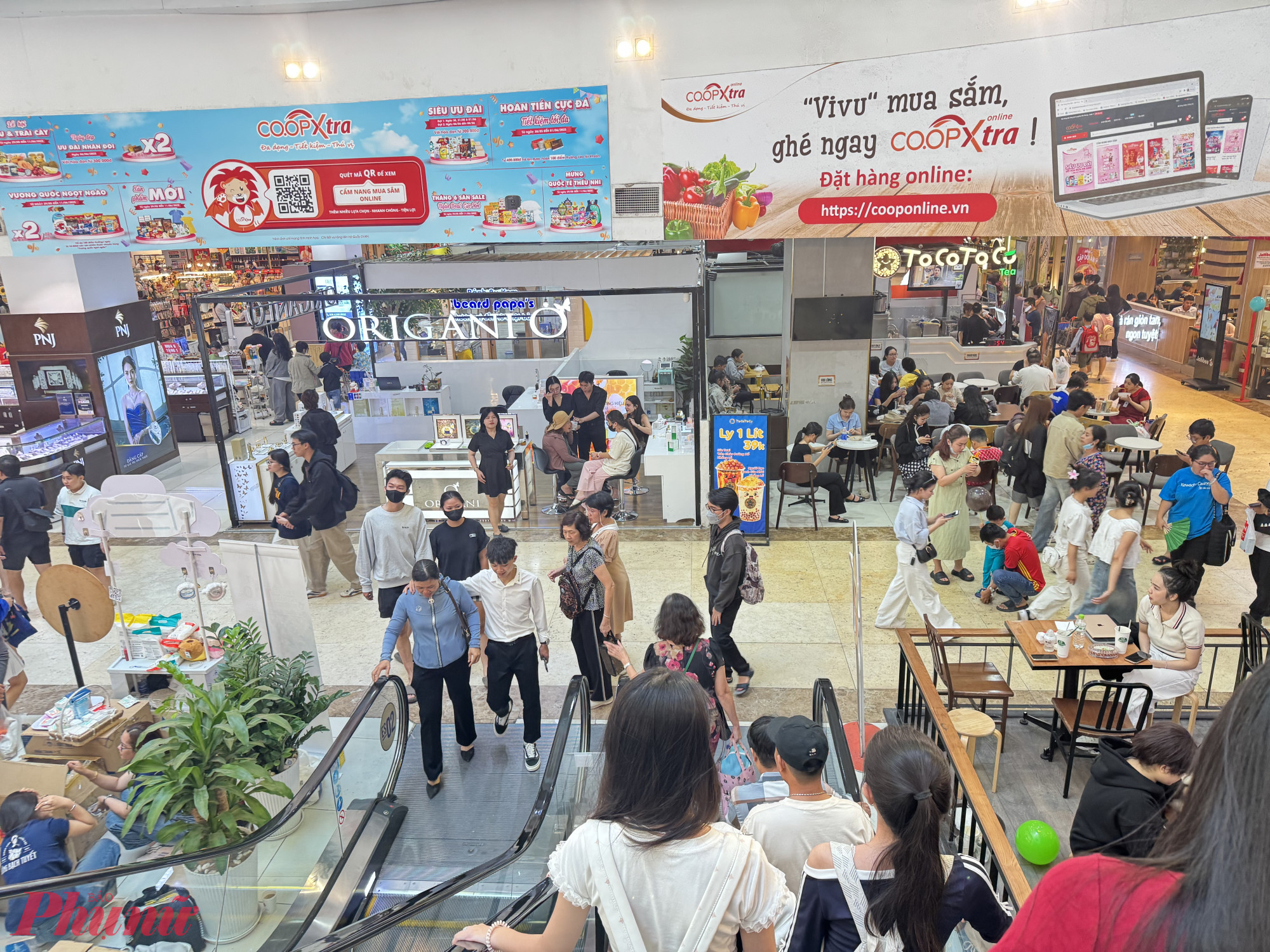 Tại các khu vực ẩm thực, rất đông các gia đình cũng dẫn bé đến đây ăn uống 