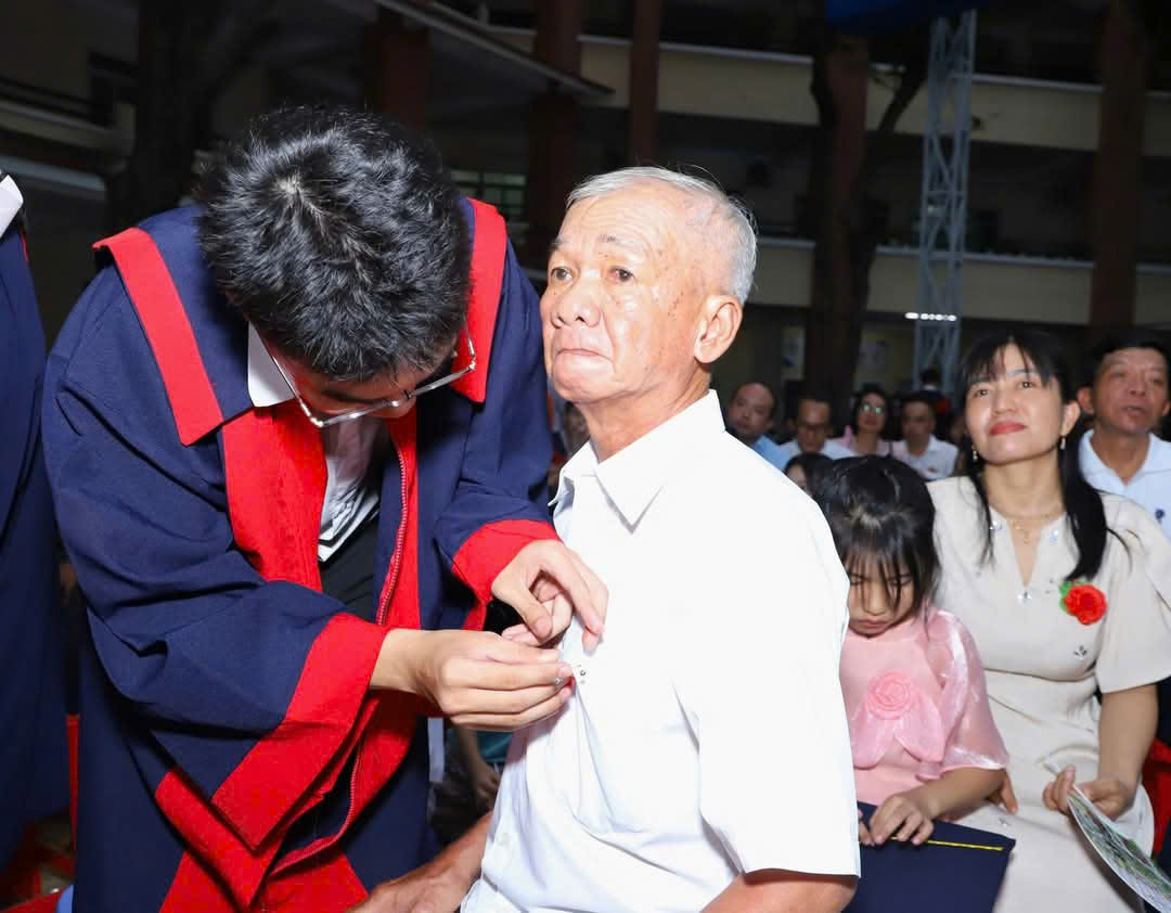 HS cài hoa cho PH ngày tri ân trưởng thành