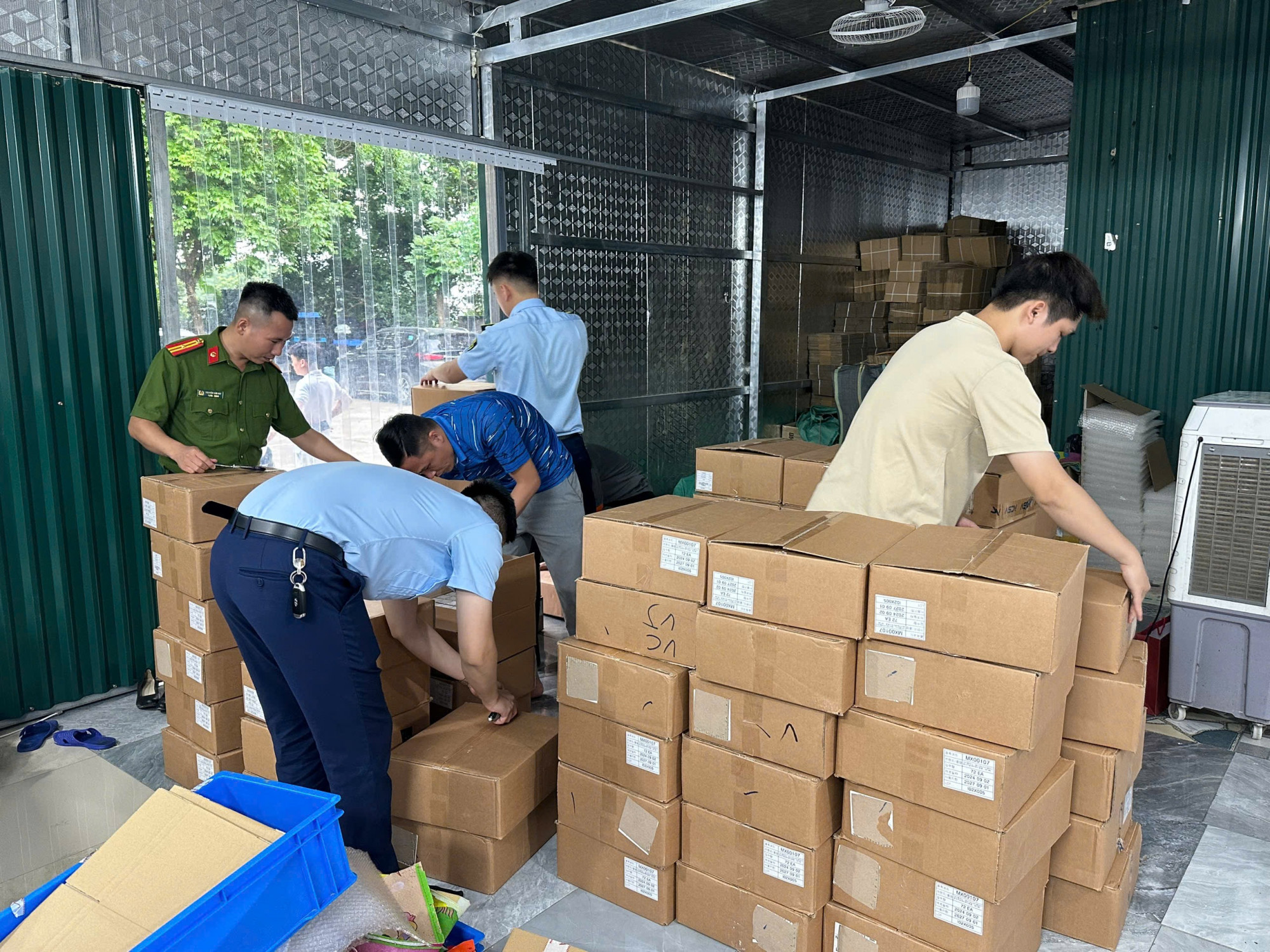 Ngân Korea bị phát hiện kinh doanh mỹ phẩm lậu trị giá hơn 2 tỉ đồng Lực lượng chức năng kiểm đếm mỹ phẩm nhập lậu - Ảnh: Cục Quản lý và Phát triển thị trường trong nước