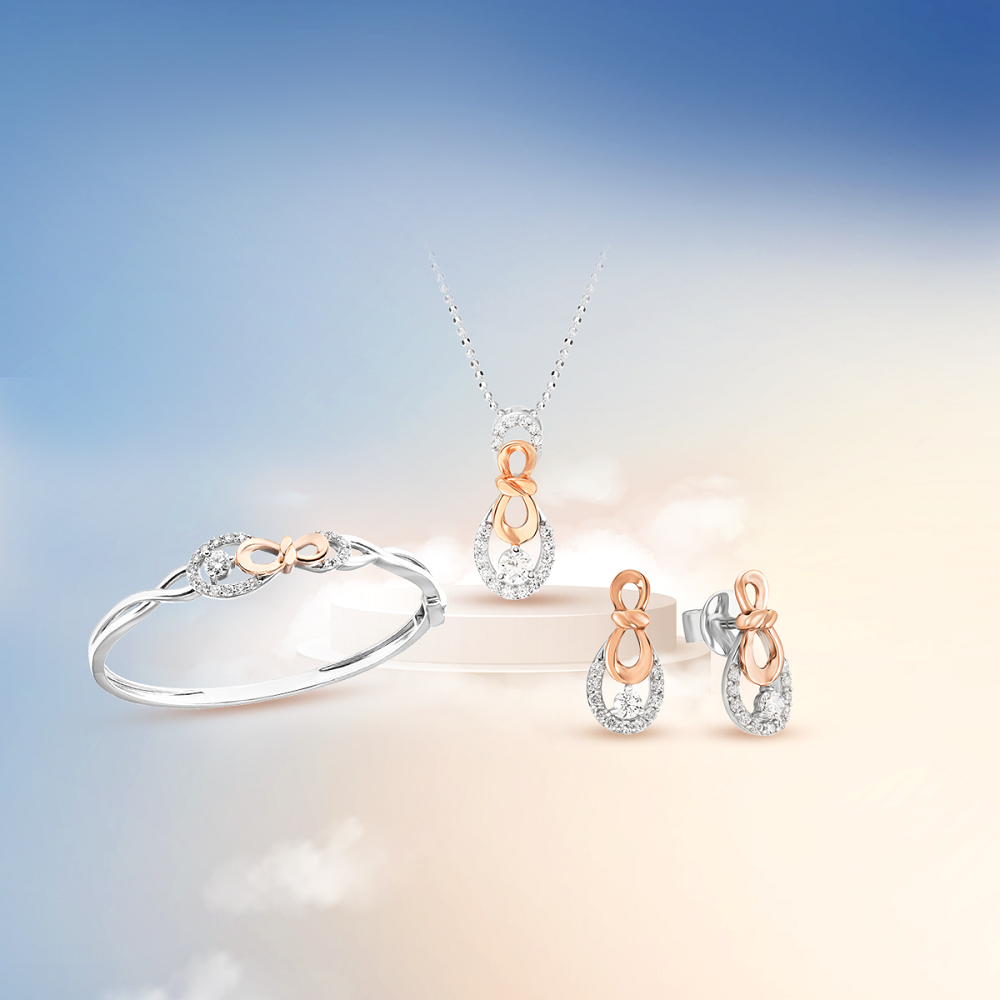 Thiết kế trang sức PNJ là món quà tinh tế, lưu giữ trọn vẹn khoảnh khắc cả nhà mình ôm nhau thật chặt - Ảnh: PNJ