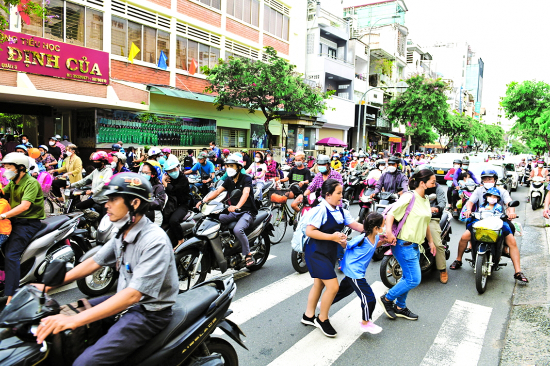 Giao thông hỗn loạn là hình ảnh thường thấy ở TPHCM - ẢNH: MINH AN 