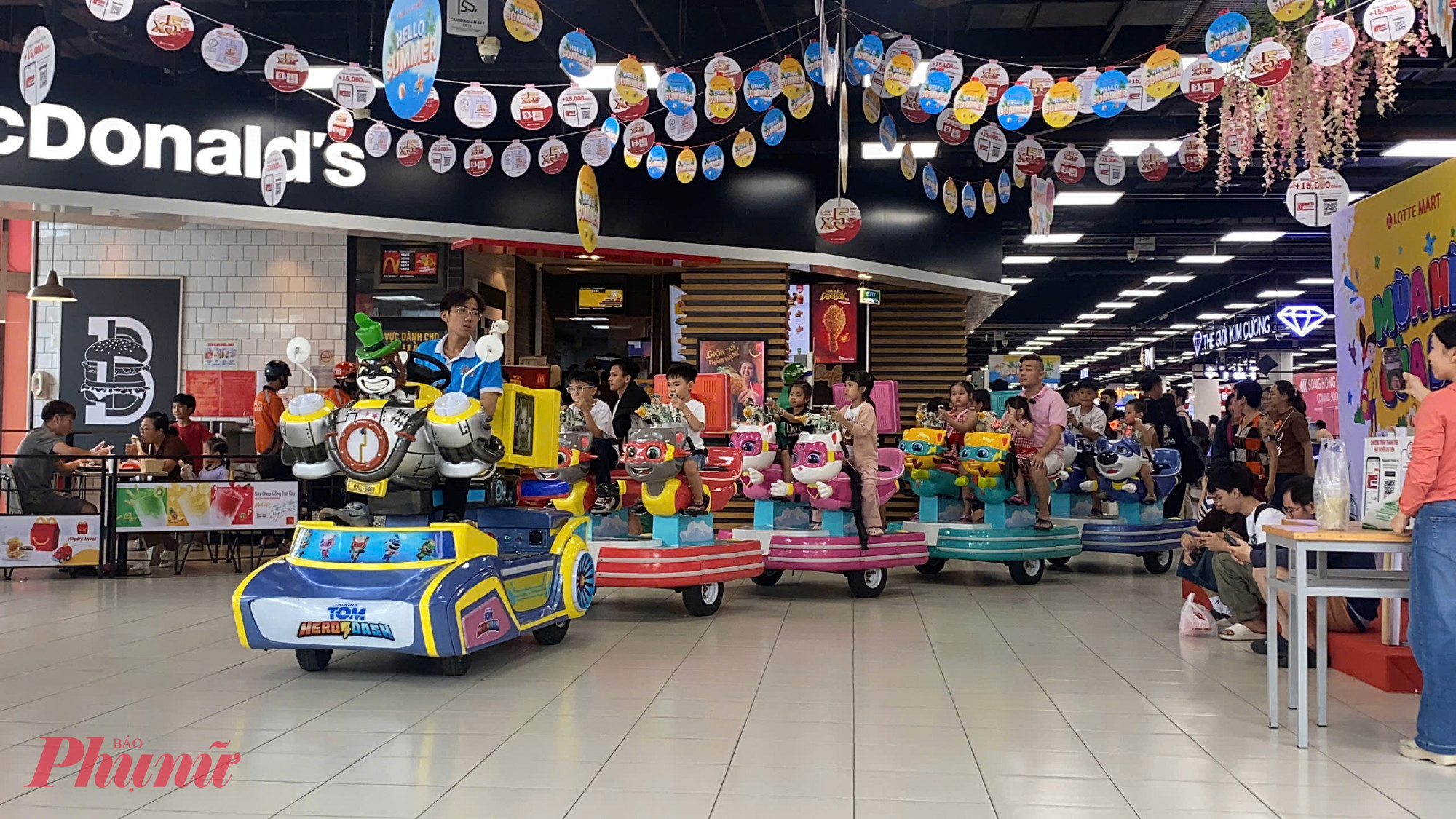 Khu vực xe điện thì lại đông khách. Theo thông tin chia sẻ từ một gia đình, khi khách hàng đến siêu thị này mua sắm có hoá đơn từ 300.000 đồng trở lên thì sẽ được 1 suất đi xe điện miễn phí nên các gia đình tranh thủ cho con tham gia để tiết kiệm chi phí. 