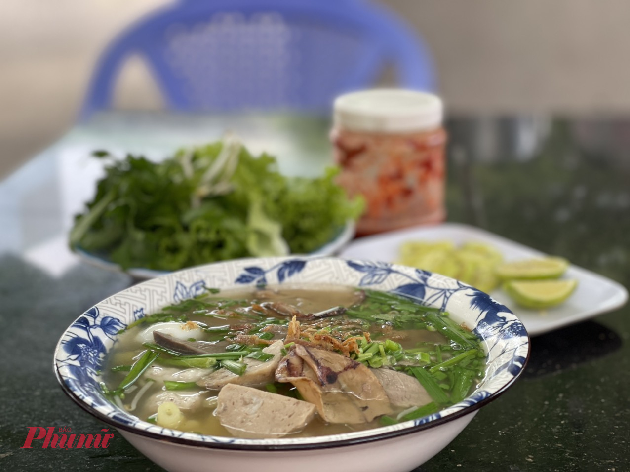  Hôm trước, mình dẫn 2 con đến quán cơm tấm, ăn xong là đứng dậy, chứ không ngồi rề rà như các khu phố ẩm thực khác - chị Lâm Uyên (nhà ở quận 10) kể. Bù lại, giá và chất lượng món ăn hay nước uống ở hầu hết quán trên tuyến đường khá ổn và mềm.