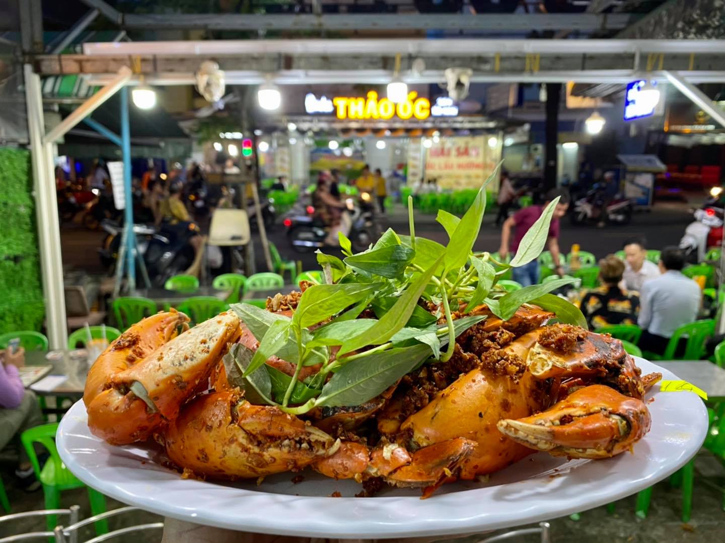 Phố ẩm thực Vĩnh Khánh (quận 4) hay còn được gọi vui là phố ốc bắt nguồn từ mật độ dày của những quán ốc và hải sản trên cung đường này. Đây không chỉ là địa chỉ ăn uống quen thuộc của người dân TPHCM mà còn là điểm hẹn lý thú của du khách trong và ngoài nước khi đến TP.