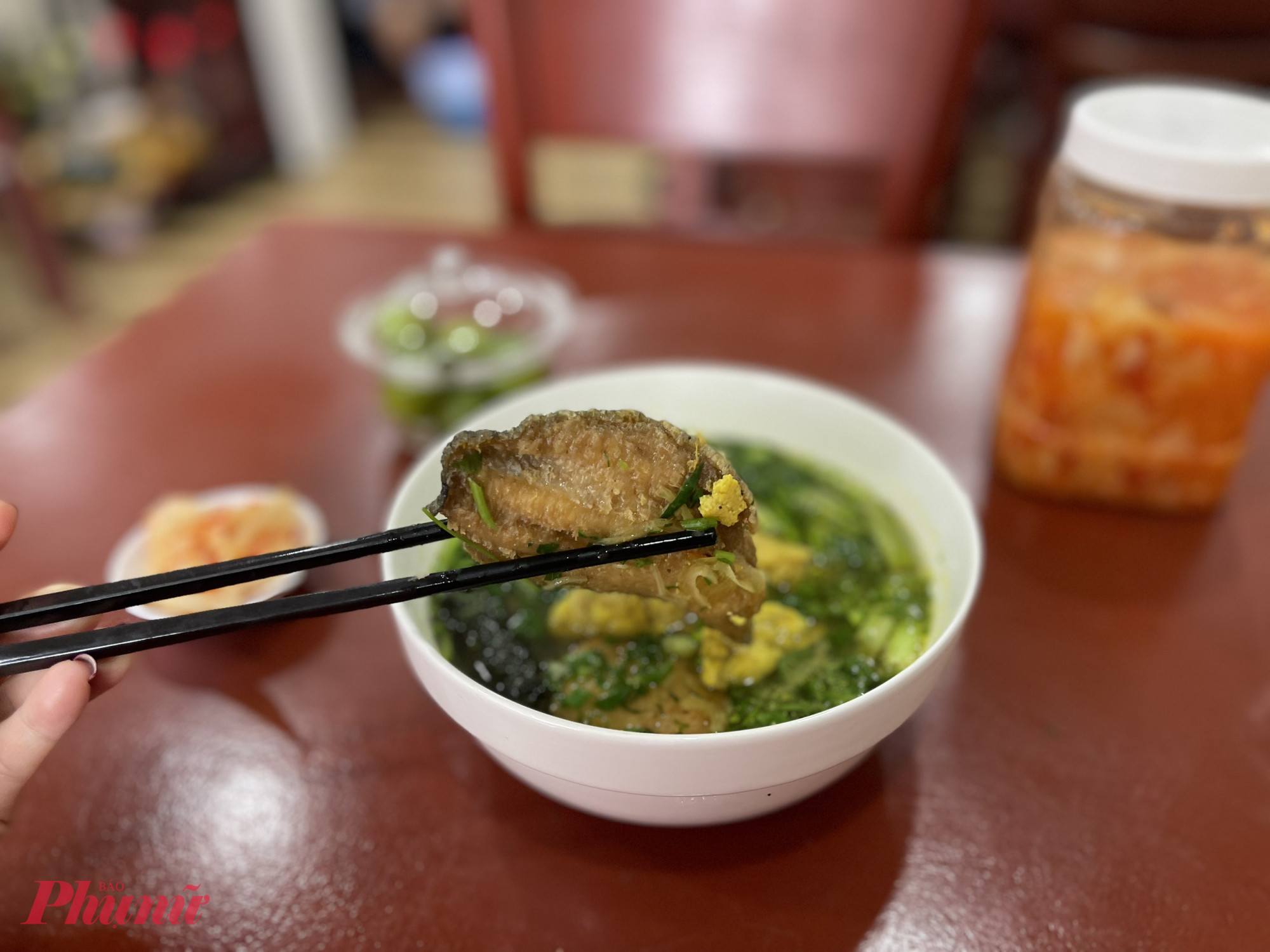 Hiện tại, có khoảng 92 hộ kinh doanh đồ ăn, thức uống trên tuyến đường này. Những món đặc trưng dễ tìm thấy ở đường Nguyễn Thượng Hiền như bánh tráng trộn, tré trộn, trà sữa, món ngon các nước như Campuchia, Hàn Quốc...