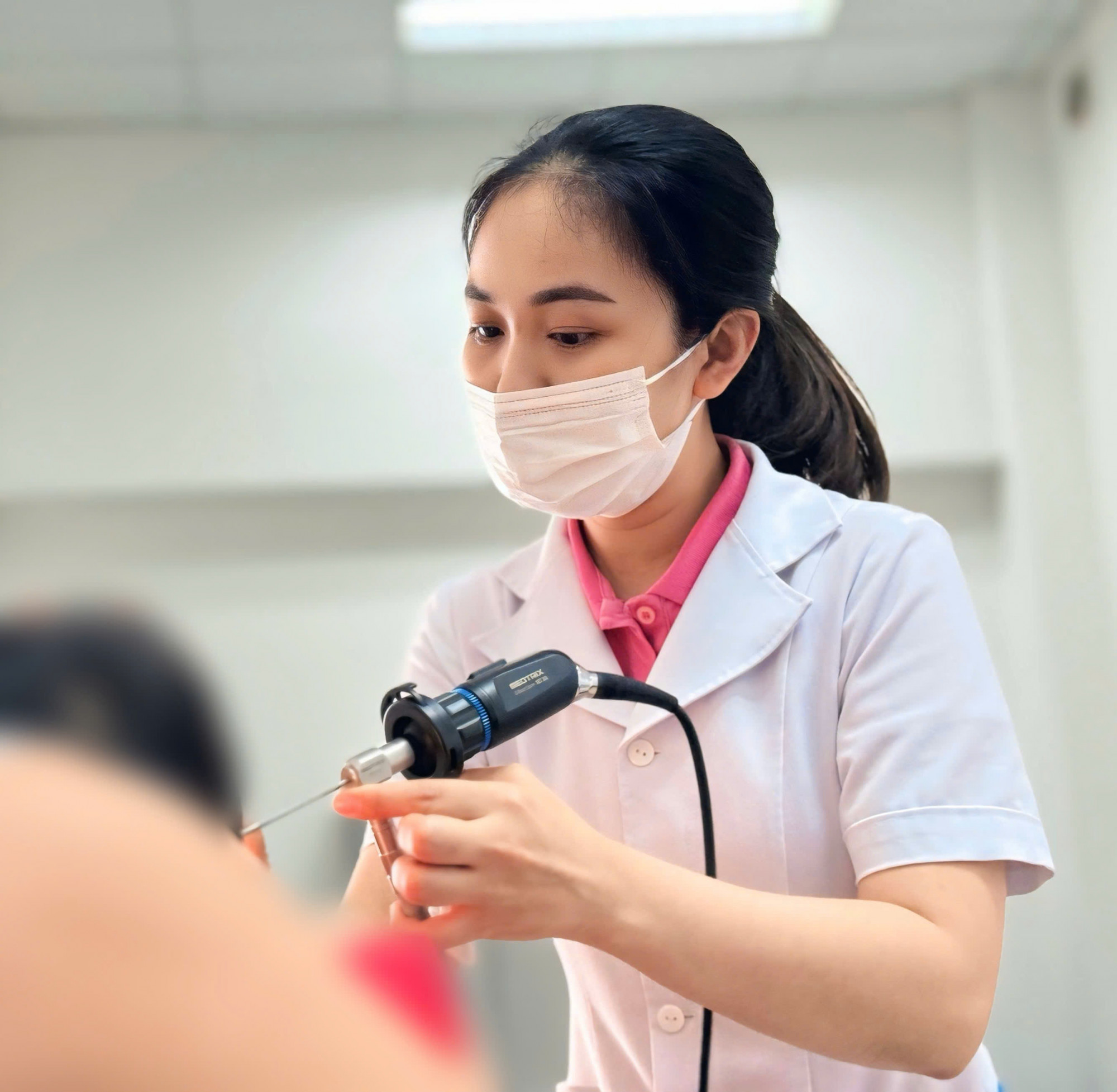 Bác sĩ nội soi găp dị vật cho bé gái - ảnh: BVCC