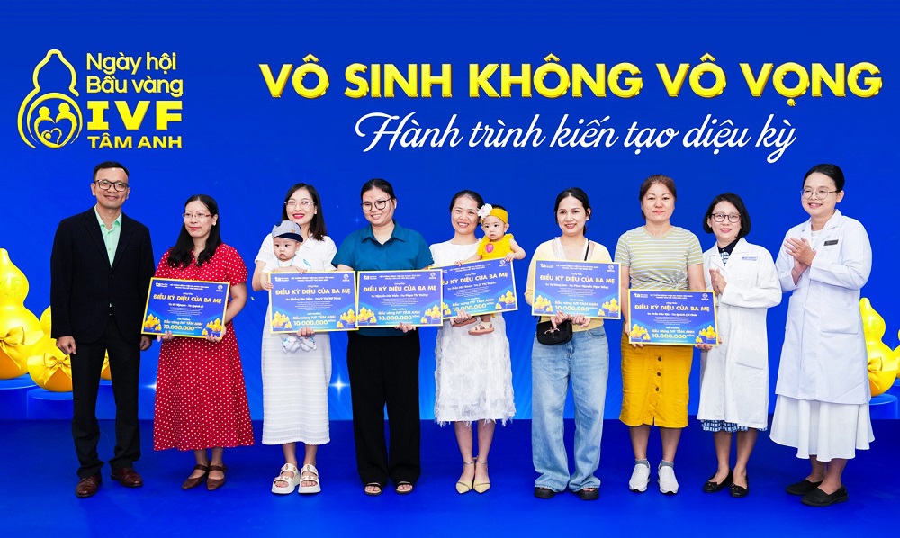Các gia đình nhận giải thưởng Sổ tiết kiệm Bầu vàng trong Ngày hội Bầu vàng IVF Tâm Anh tại TPHCM - Ảnh: IVF Tâm Anh