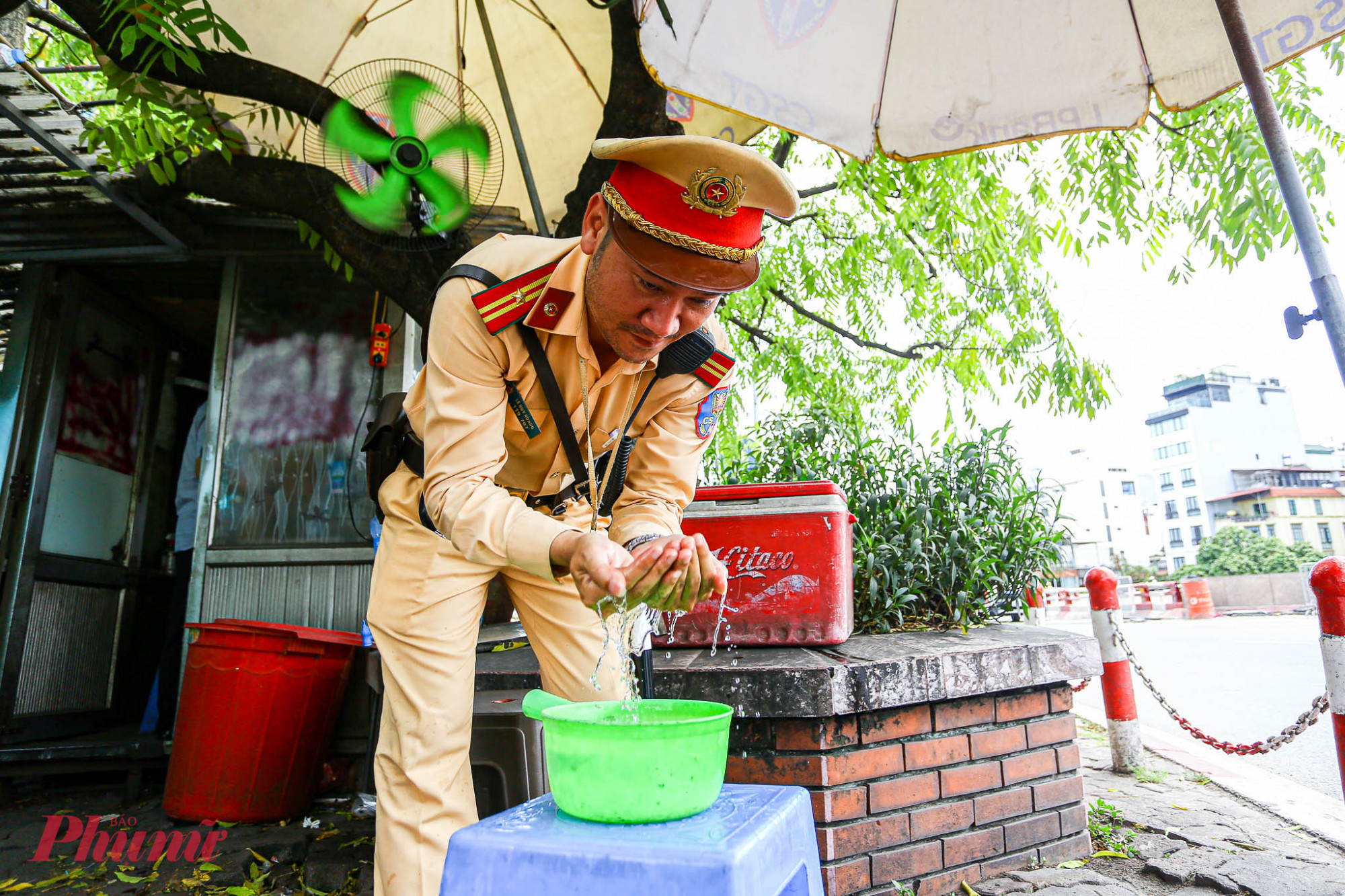 Sau hơn 1 tiếng đứng phân luồng, điều tiết giao thông, lgương mặt ướt đẫm mồ hôi, đỏ bừng 