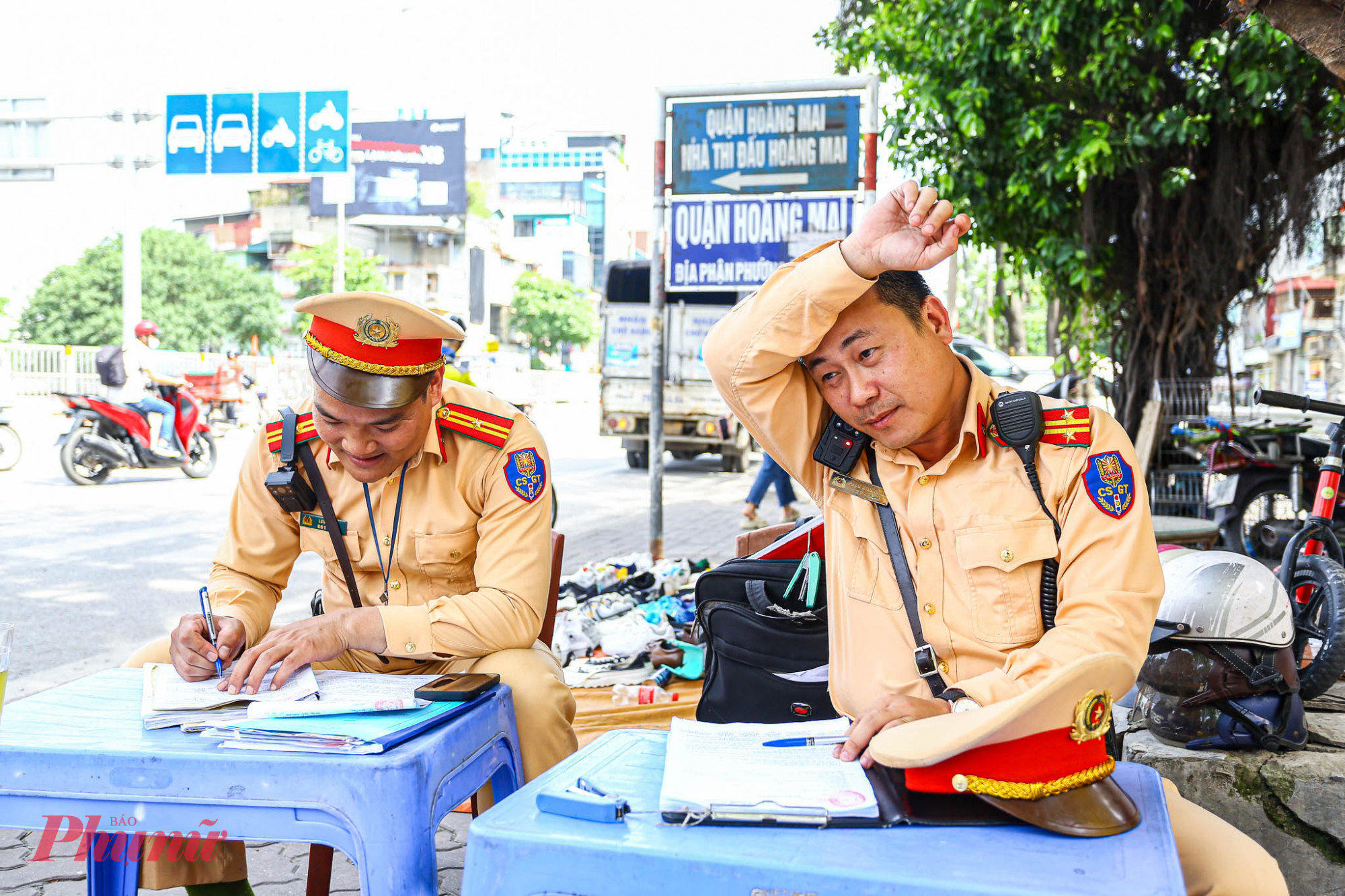 Trên trục đường Giải Phóng, tổ CSGT đội CSGT số 14 đẫm mồ hôi 