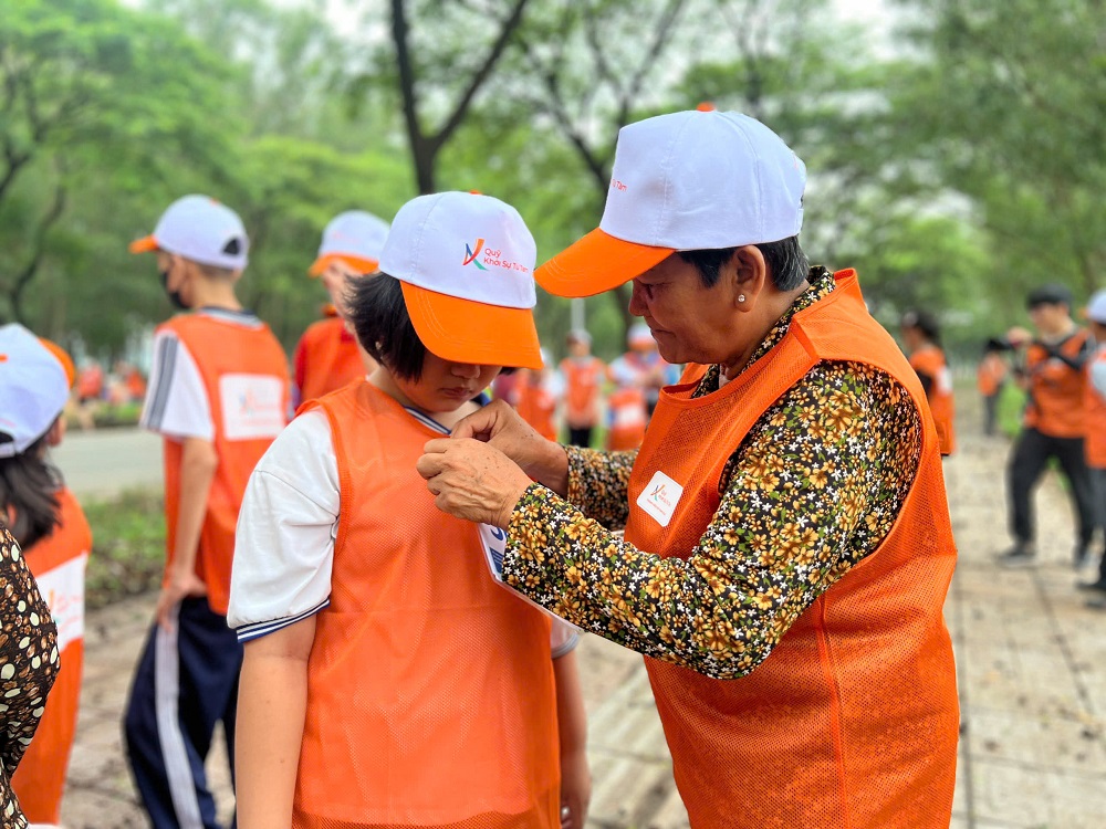 Đôi chân nhỏ chạm đích bằng trái tim lớn Bà Lê Thị Quá cùng cháu gái đến sự kiện từ sớm để chuẩn bị cho giải chạy - Ảnh: Quốc Thái
