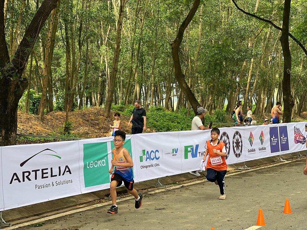 Đôi chân nhỏ chạm đích bằng trái tim lớn Chí Tâm đặt chân lên vạch đích với đôi dép cũ mòn cùng nụ cười tươi tắn. Ảnh: Quốc Thái