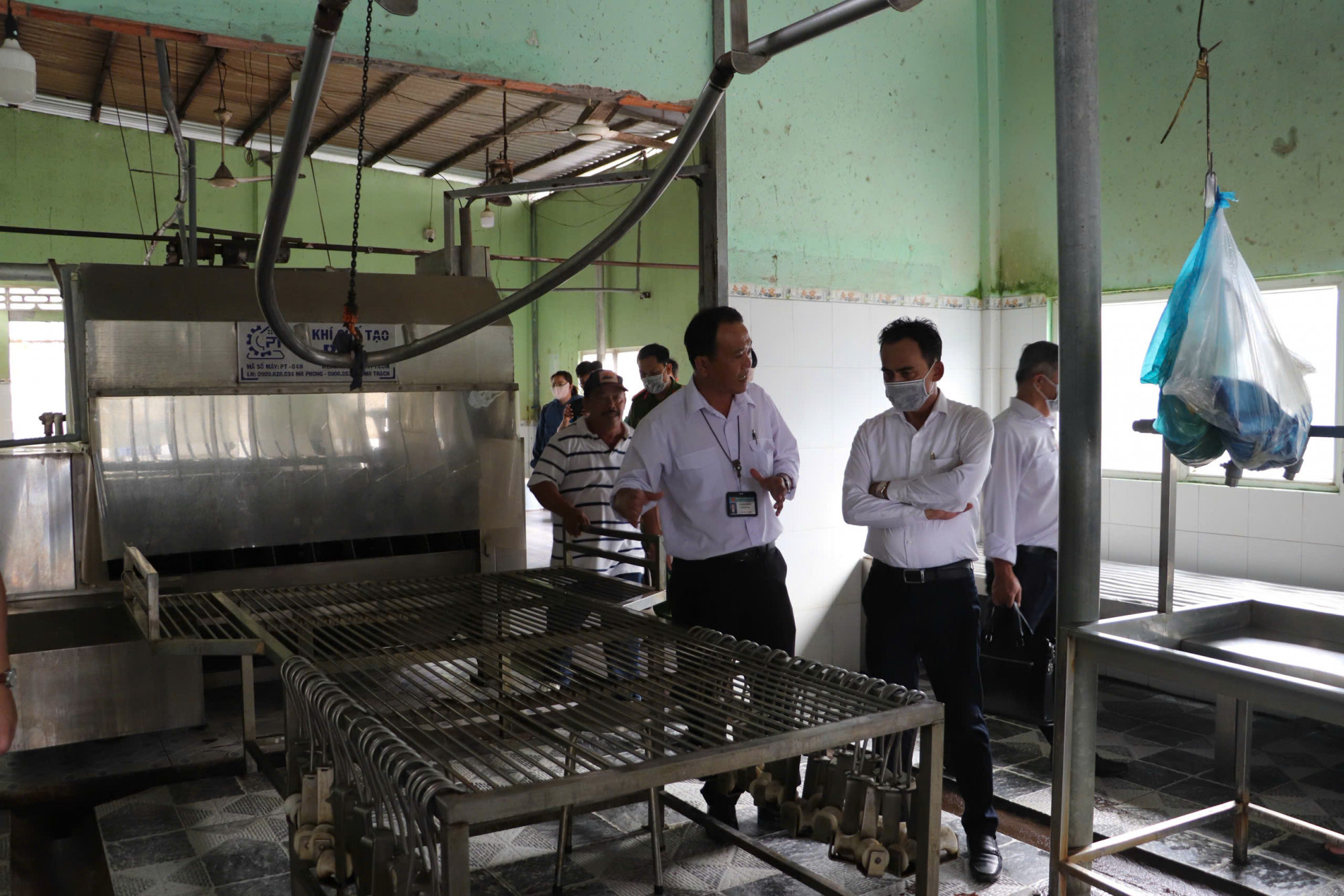 Đoàn liên ngành kiểm tra cơ sở gia công Dững Nga tại xã Thạnh Hòa, huyện Phụng Hiệp - Hậu Giang - Ảnh CTV