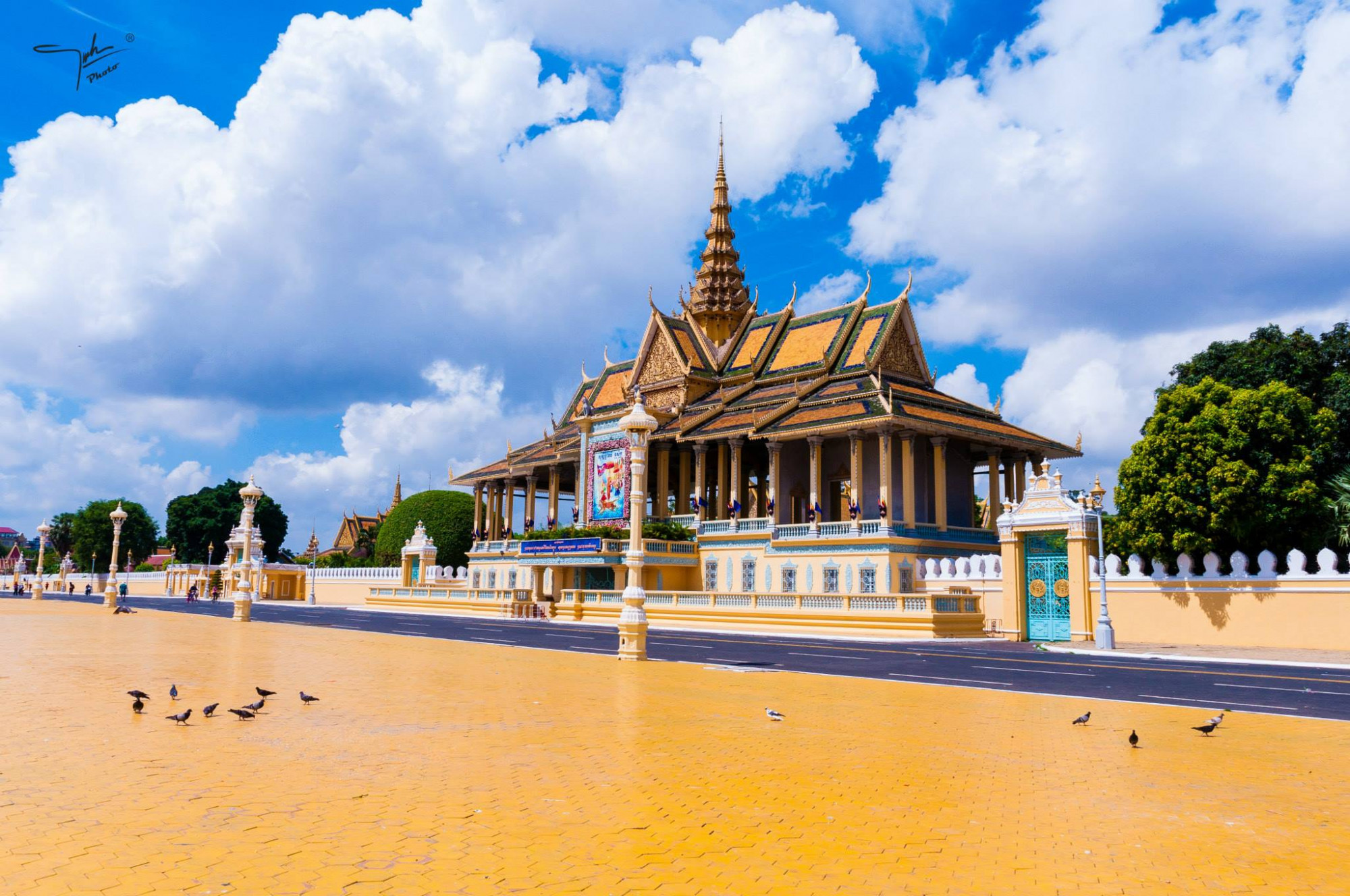 Hoàng cung Campuchia gây ấn tượng với du khách bởi nơi sinh sống, làm việc của hoàng gia và chùa Vàng, chùa Bạc