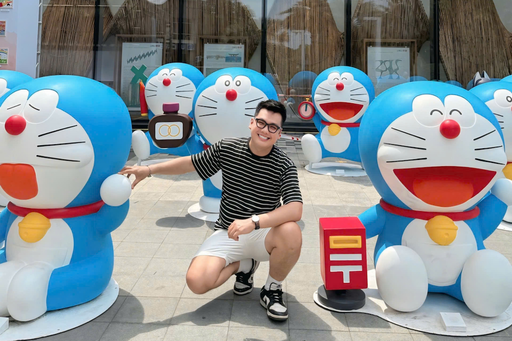 Nhiều bạn trẻ và gia đình háo hức chụp ảnh cùng người chú Mèo máy thông minh Doraemon - Ảnh: Vingroup