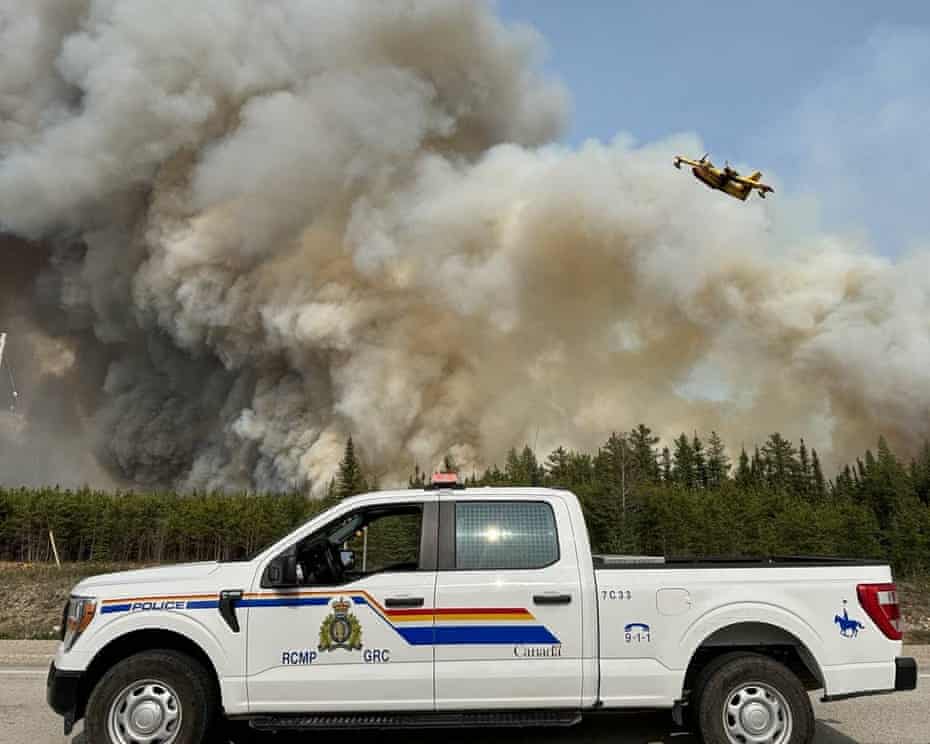 Một chiếc xe của Cảnh sát Hoàng gia Canada gần đám cháy rừng đang bùng phát ở tỉnh Manitoba - Ảnh: Cảnh sát Hoàng gia Canada