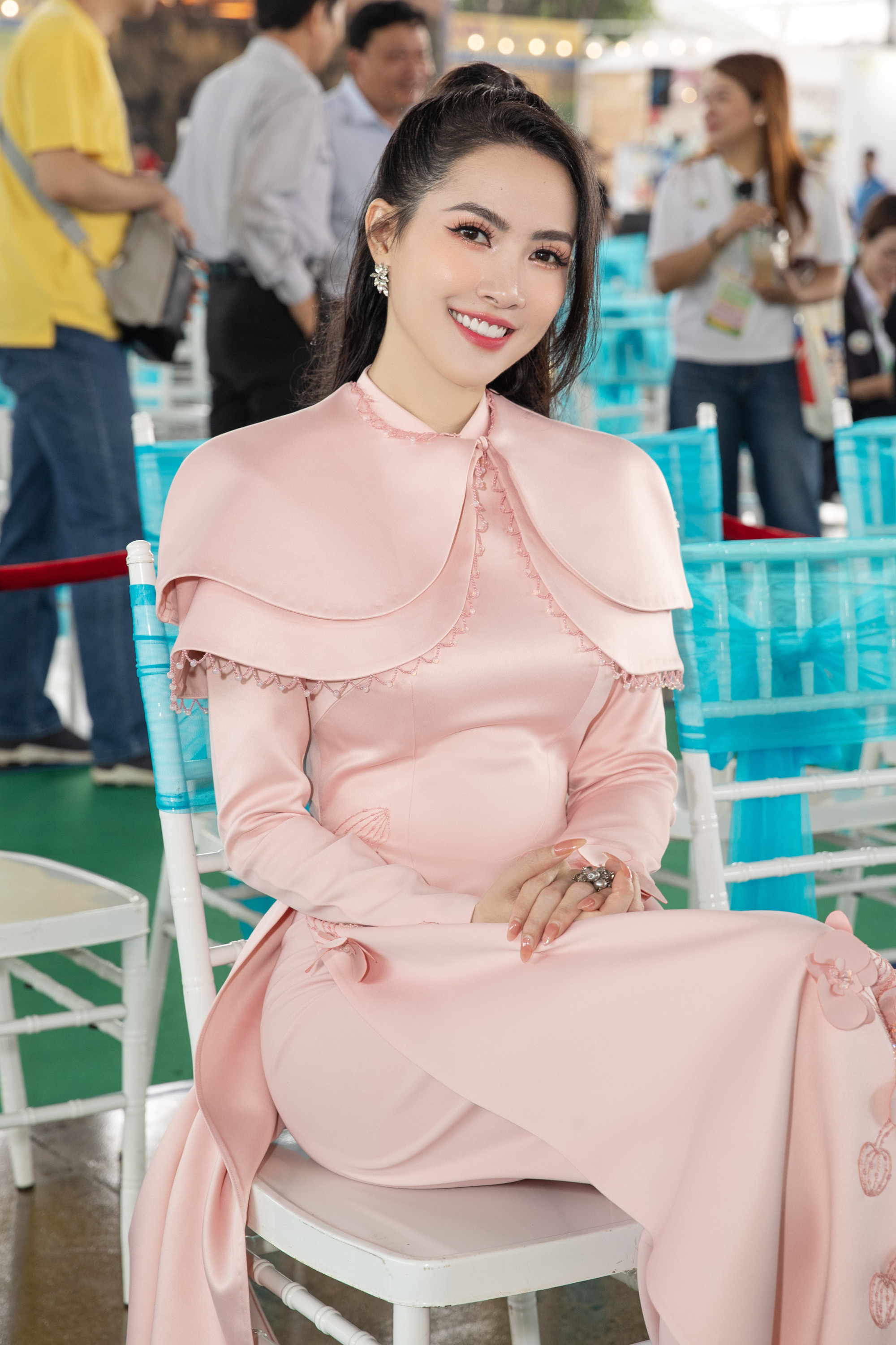 Phan Thị Mơ lựa chọn tông trang điểm hồng phù hợp với trang phục tôn lên làn da trắng mịn, mang đến hình ảnh ngọt ngào, nữ tính và không kém phần trẻ trung.