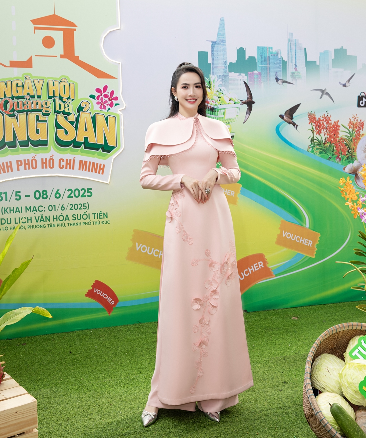 Người đẹp từng giành được giải quán quân Cười xuyên Việt và thời gian gần đây, cô nghiêm túc hơn với công việc diễn xuất khi cộng tác cho sân khấu kịch. Dù có chút khó khăn nhưng Phan Thị Mơ luôn trân trọng điều này vì giúp cô có thêm nhiều kinh nghiệm, bài học đáng quý. 