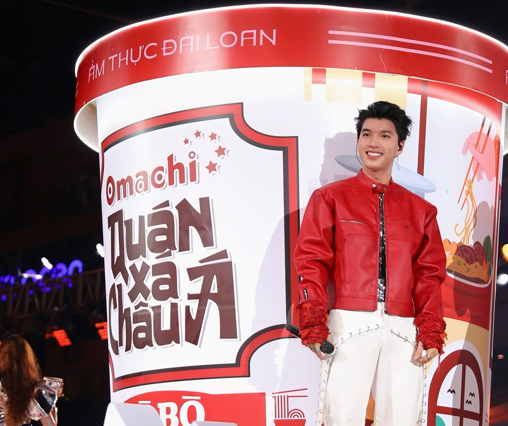 Đại sứ thương hiệu của Omachi - HIEUTHUHAI cùng Omachi khuẩy đảo đại lộ Lê Lợi đêm 31/5 trong sự kiện ra mắt sản phẩm mới - Ảnh: Masan