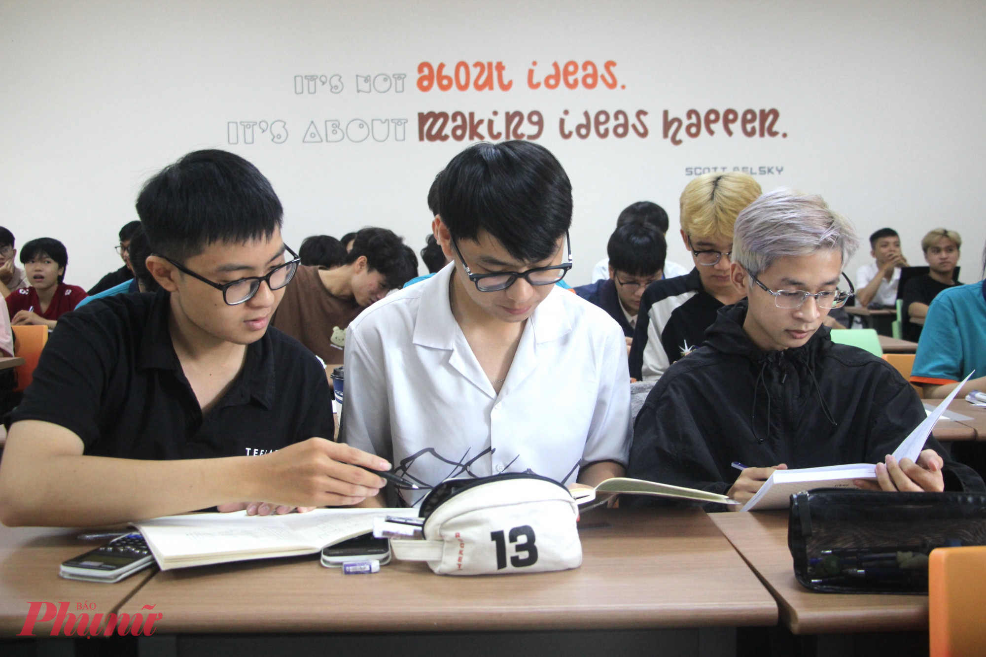 Thí sinh làm hồ sơ để xét tuyển vào Đại học Kinh tế TPHCM từ hôm nay - Ảnh: Nguyễn Loan