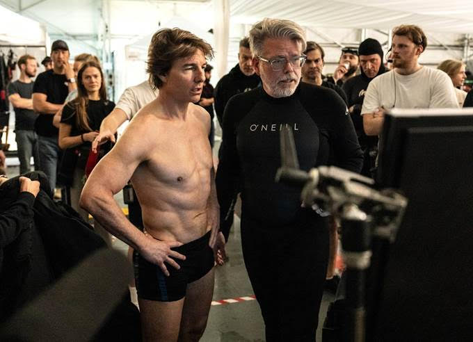 Tom Cruise và đạo diễn Christopher McQuarrie thảo luận trên trường quay